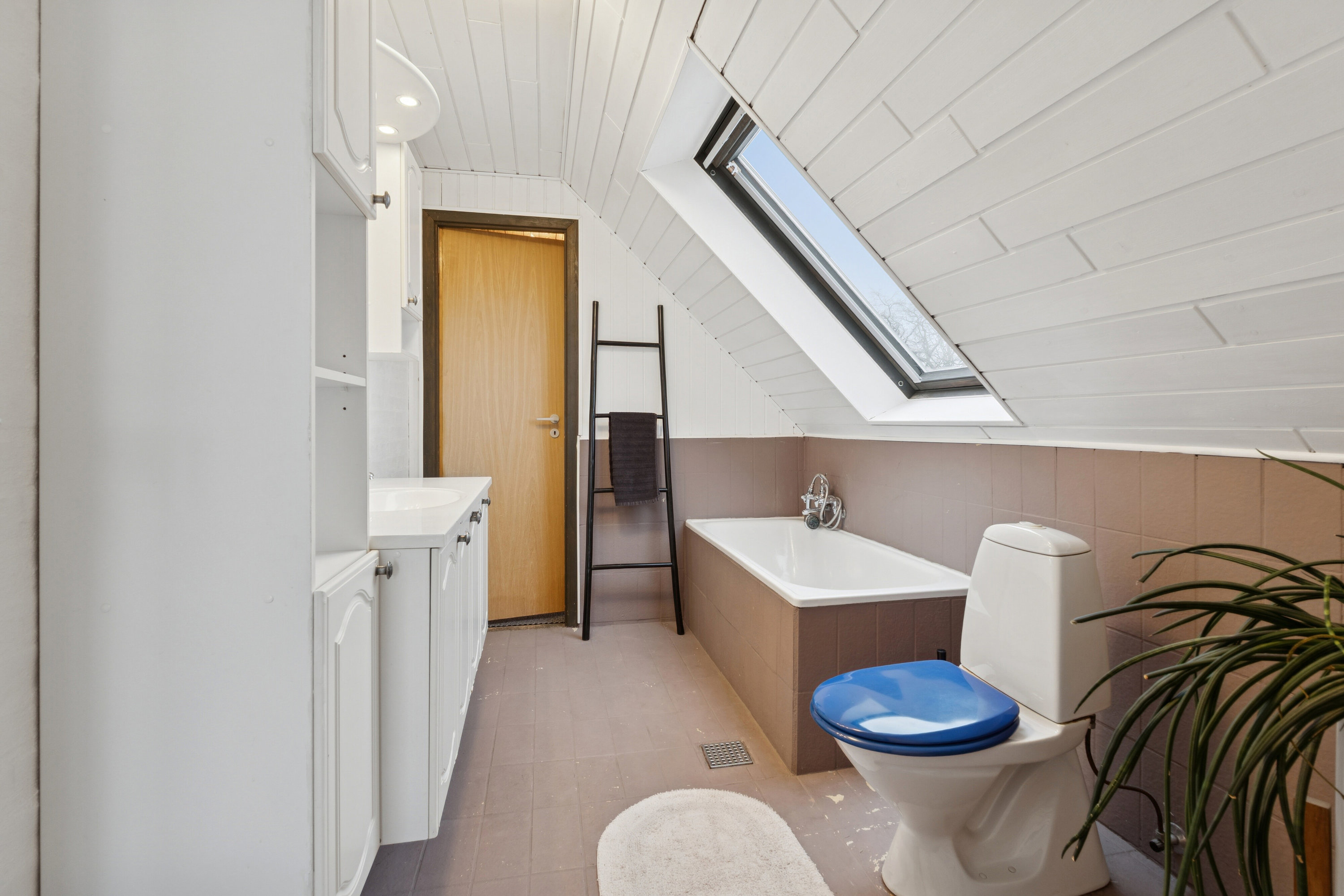 Fremhævet badeværelse billede i fuldskærmstilstand. Billede af Avernakøvej 39, 5700 Svendborg