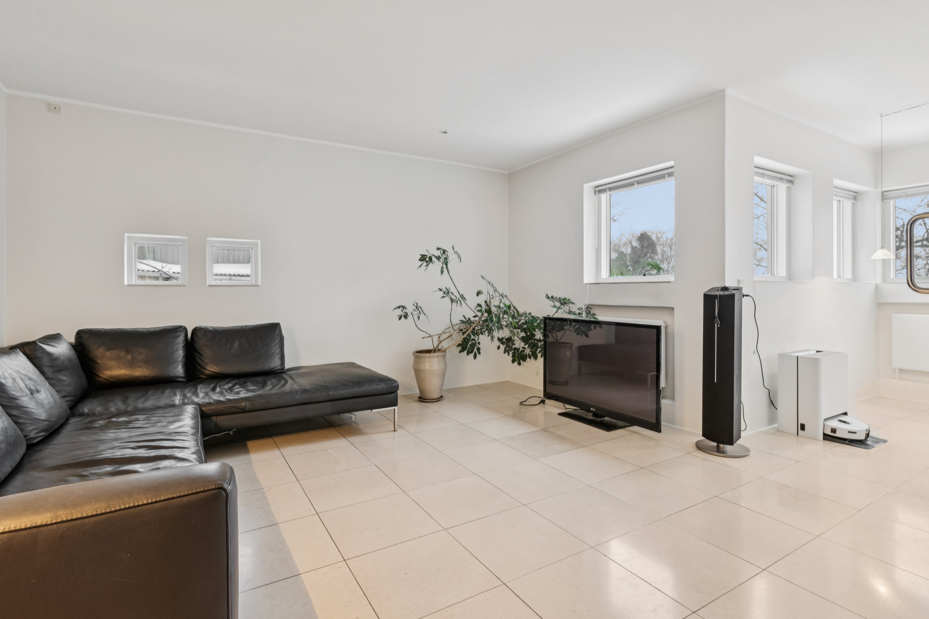 Fremhævet stue billede i fuldskærmstilstand. Billede af Søndersøvej 49, 3500 Værløse