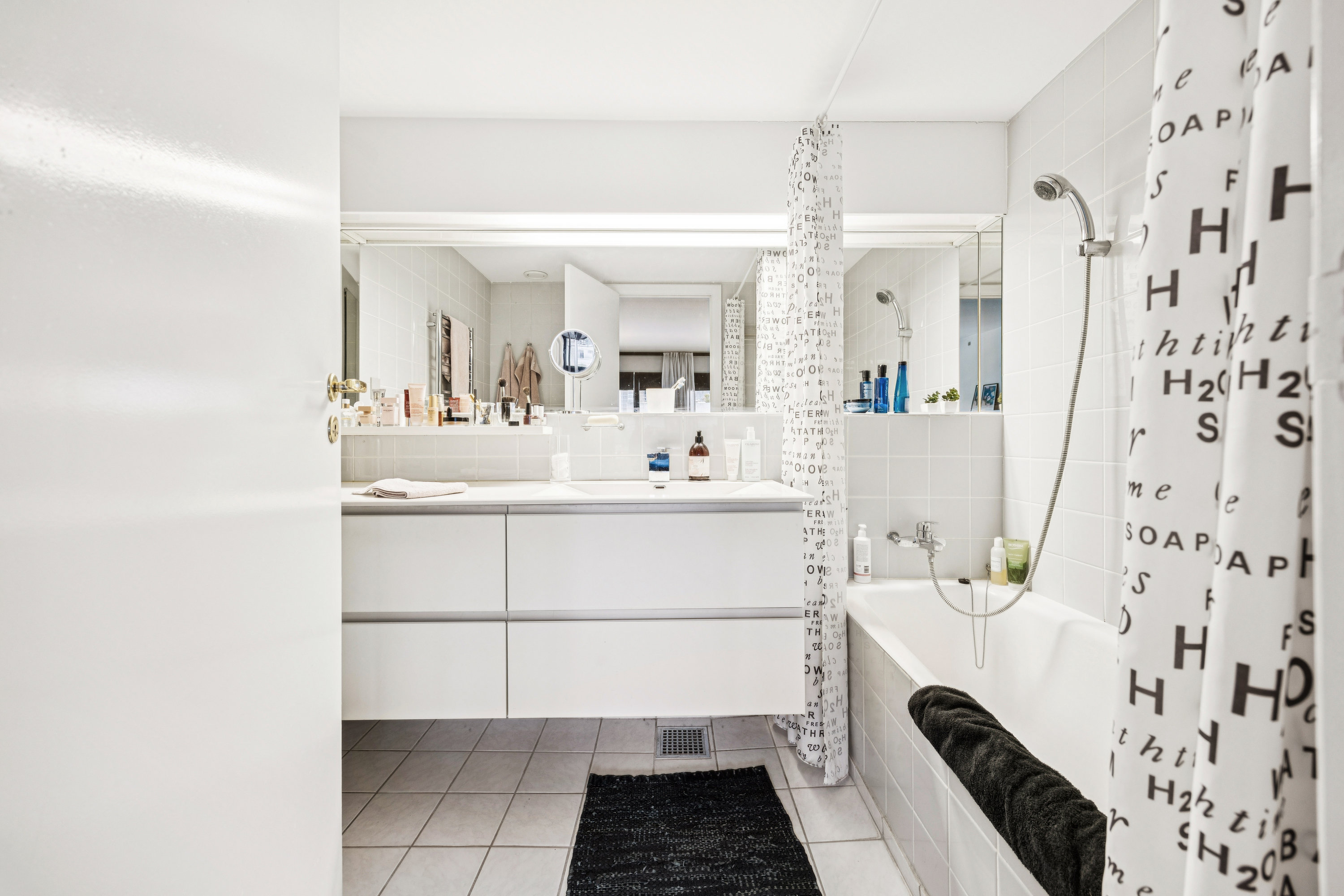 Fremhævet badeværelse billede i fuldskærmstilstand. Billede af Betty Nansens Alle 31, 3. th., 2000 Frederiksberg