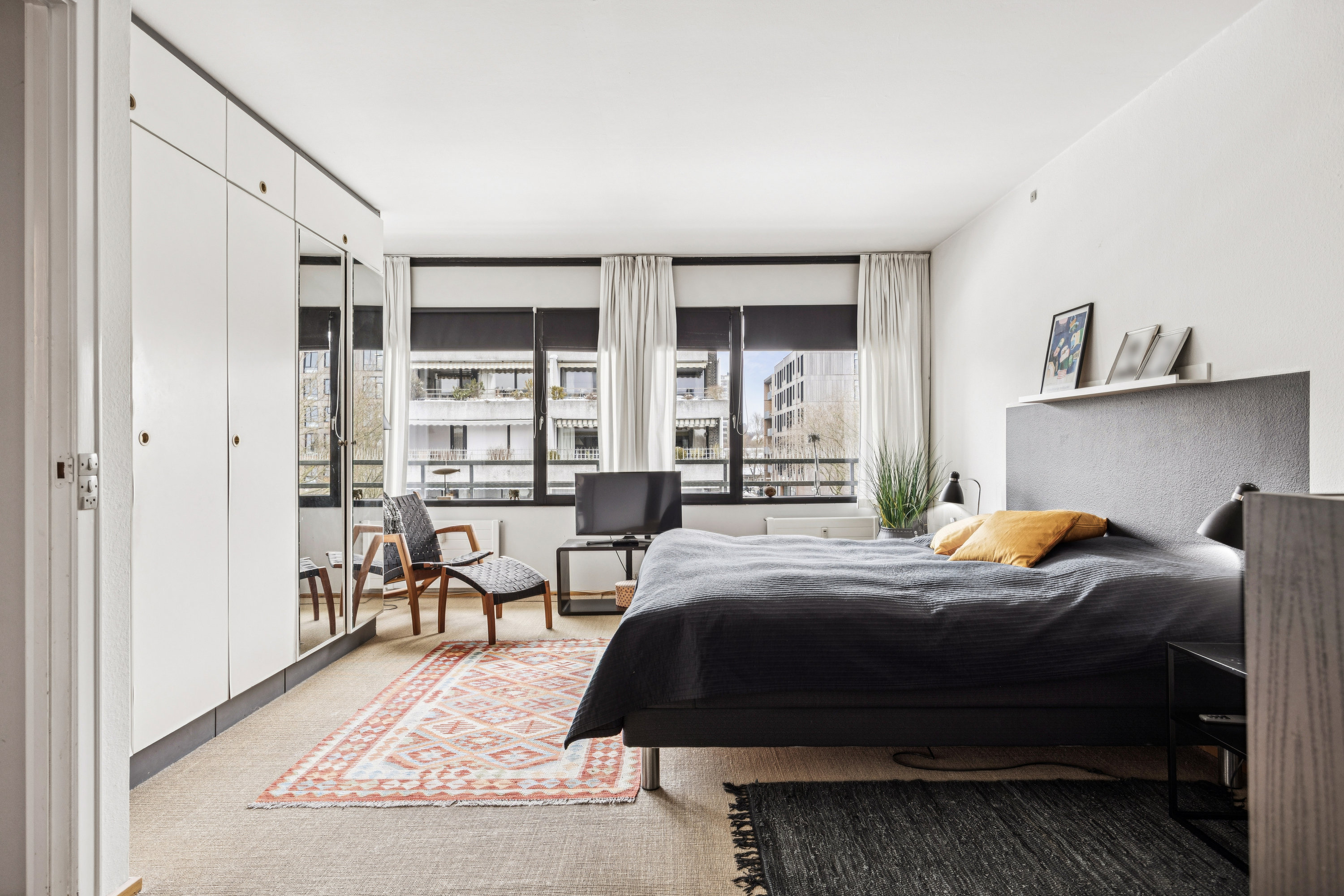 Fremhævet stue billede i fuldskærmstilstand. Billede af Betty Nansens Alle 31, 3. th., 2000 Frederiksberg