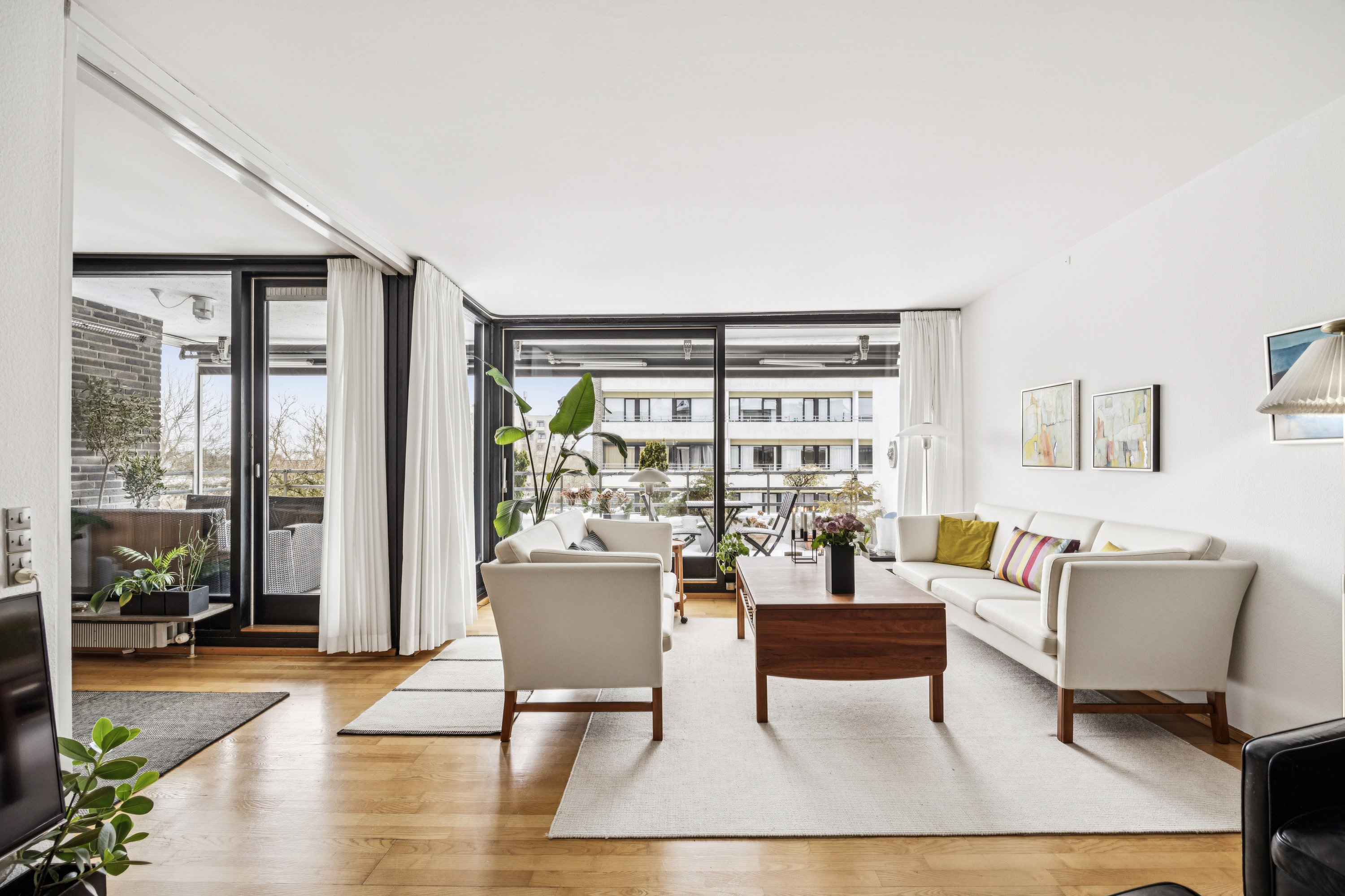 Fremhævet stue billede i fuldskærmstilstand. Billede af Betty Nansens Alle 31, 3. th., 2000 Frederiksberg