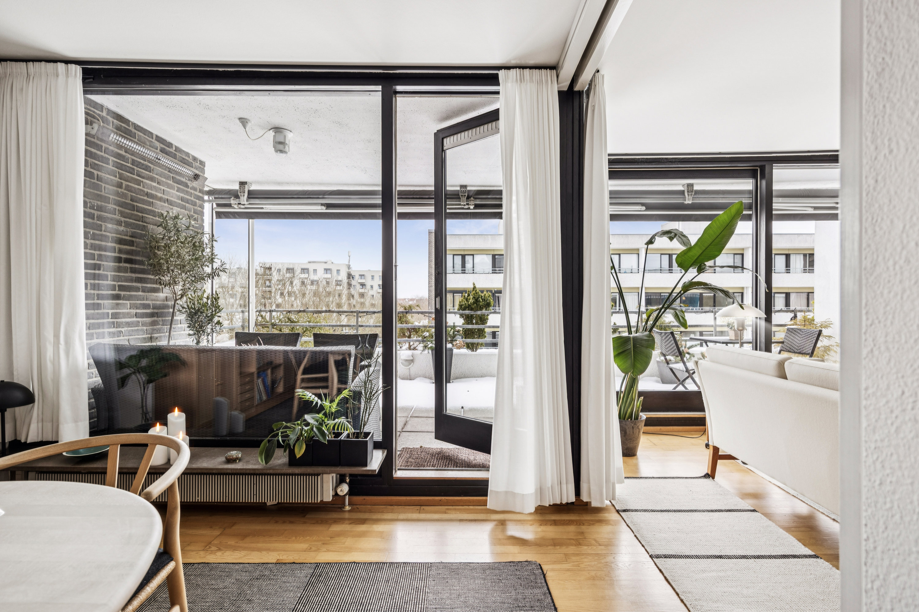 Fremhævet stue billede i fuldskærmstilstand. Billede af Betty Nansens Alle 31, 3. th., 2000 Frederiksberg