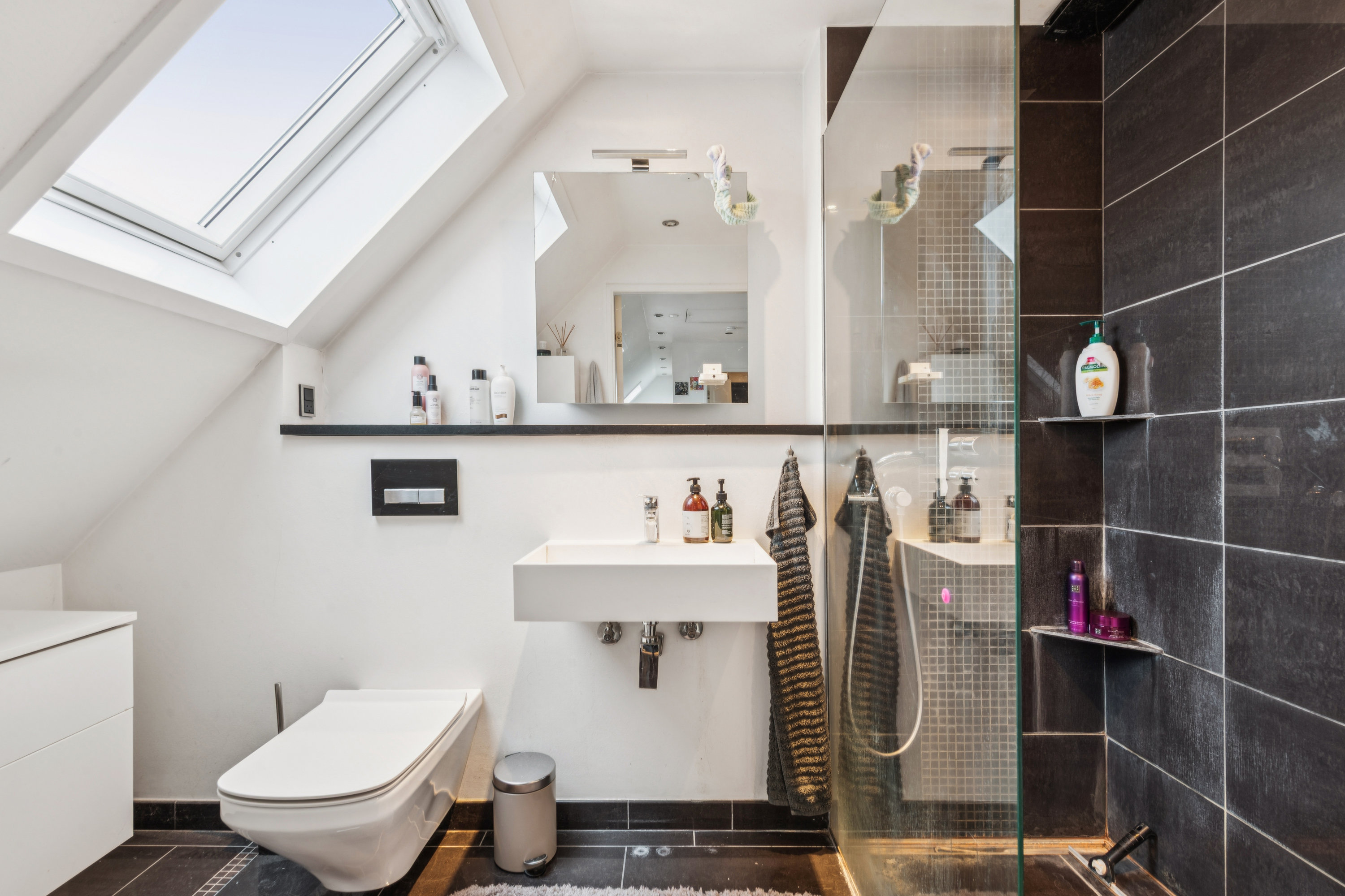 Fremhævet badeværelse billede i fuldskærmstilstand. Billede af Tyttebærhaven 17, 2670 Greve