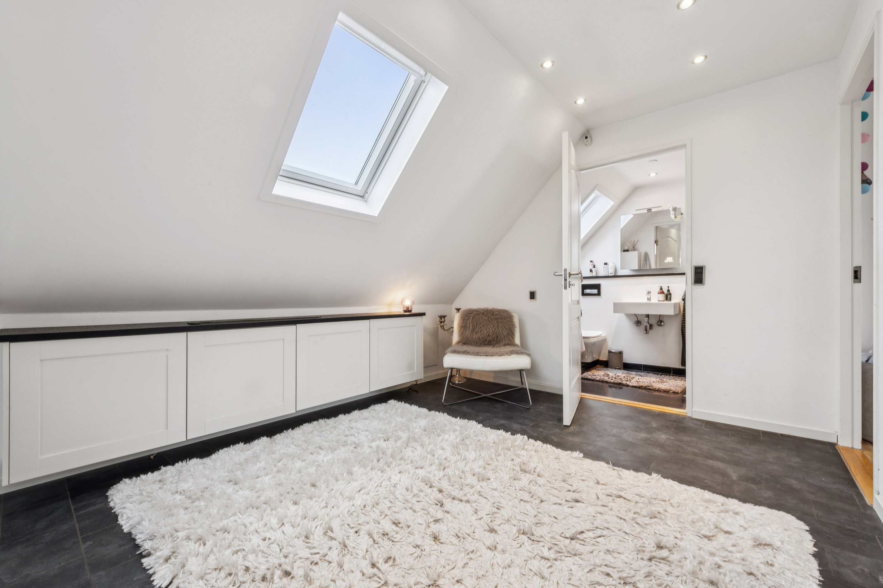 Fremhævet lys repos med ovenlys billede i fuldskærmstilstand. Billede af Tyttebærhaven 17, 2670 Greve