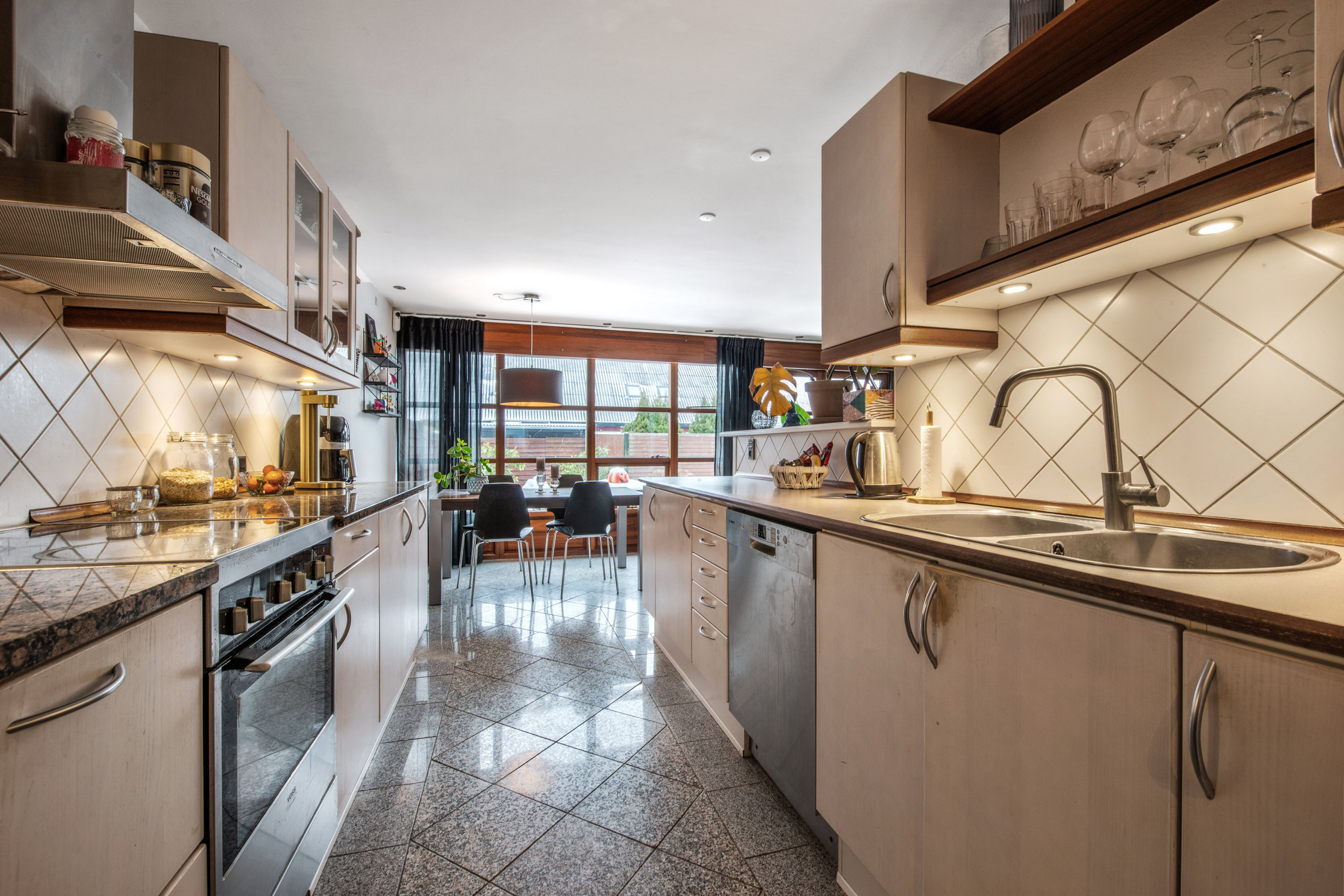 Fremhævet køkken billede i fuldskærmstilstand. Billede af Tyttebærhaven 17, 2670 Greve