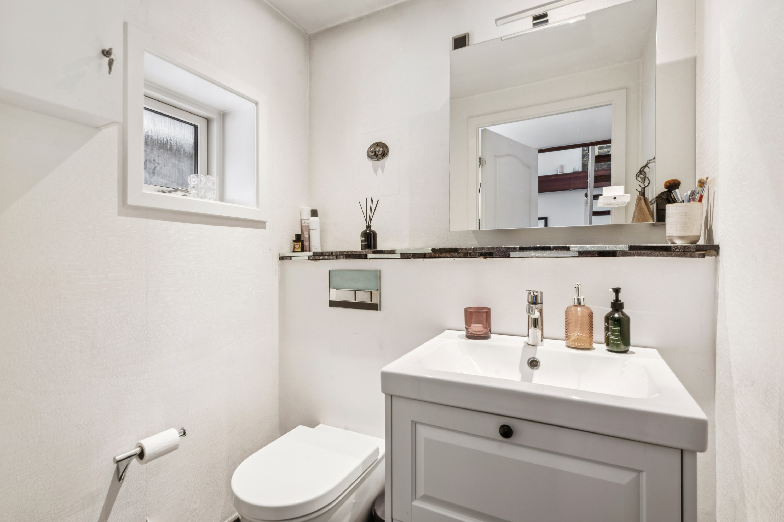 Fremhævet badeværelse billede i fuldskærmstilstand. Billede af Tyttebærhaven 17, 2670 Greve