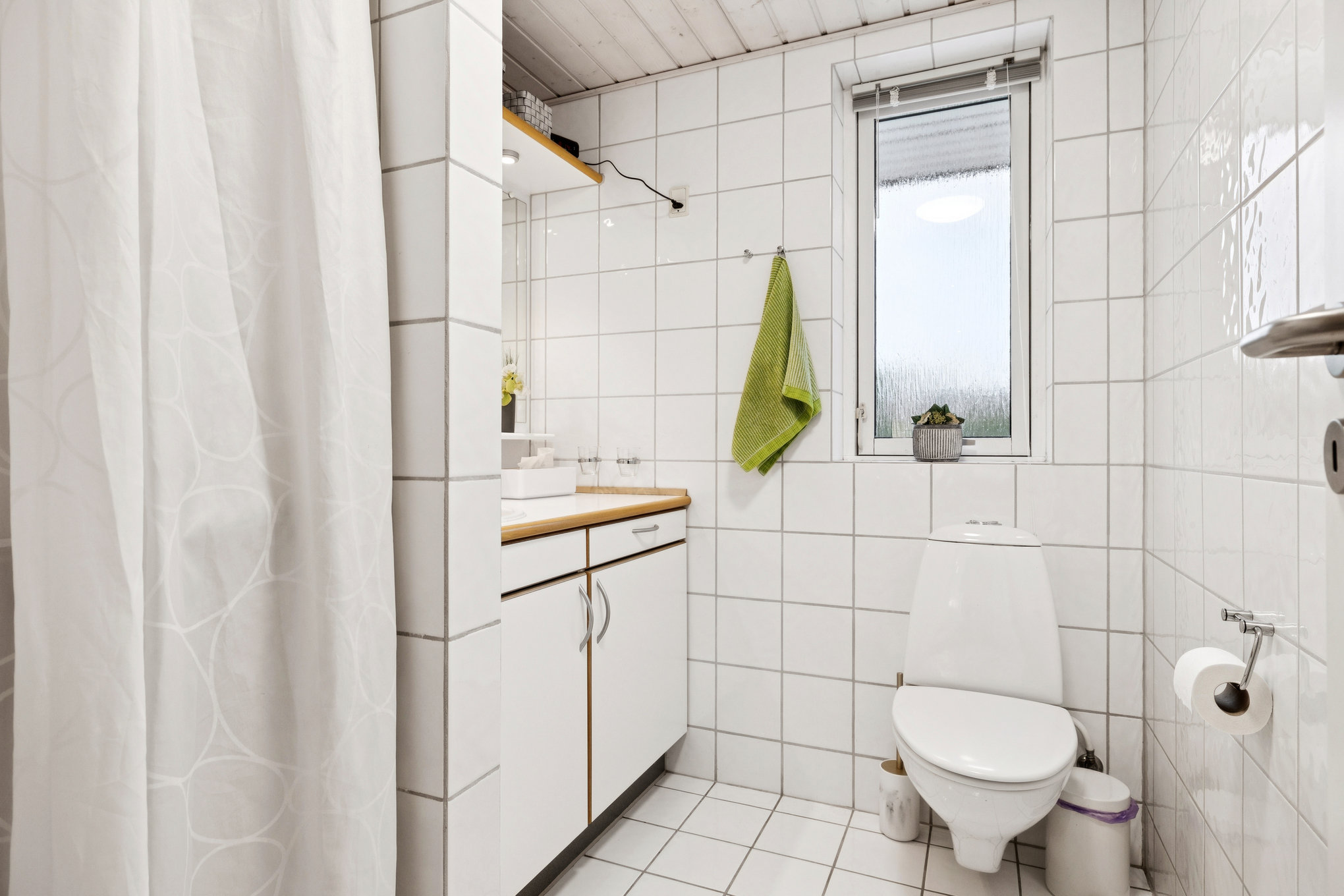 Fremhævet badeværelse billede i fuldskærmstilstand. Billede af Oksevej 2, 8960 Randers SØ