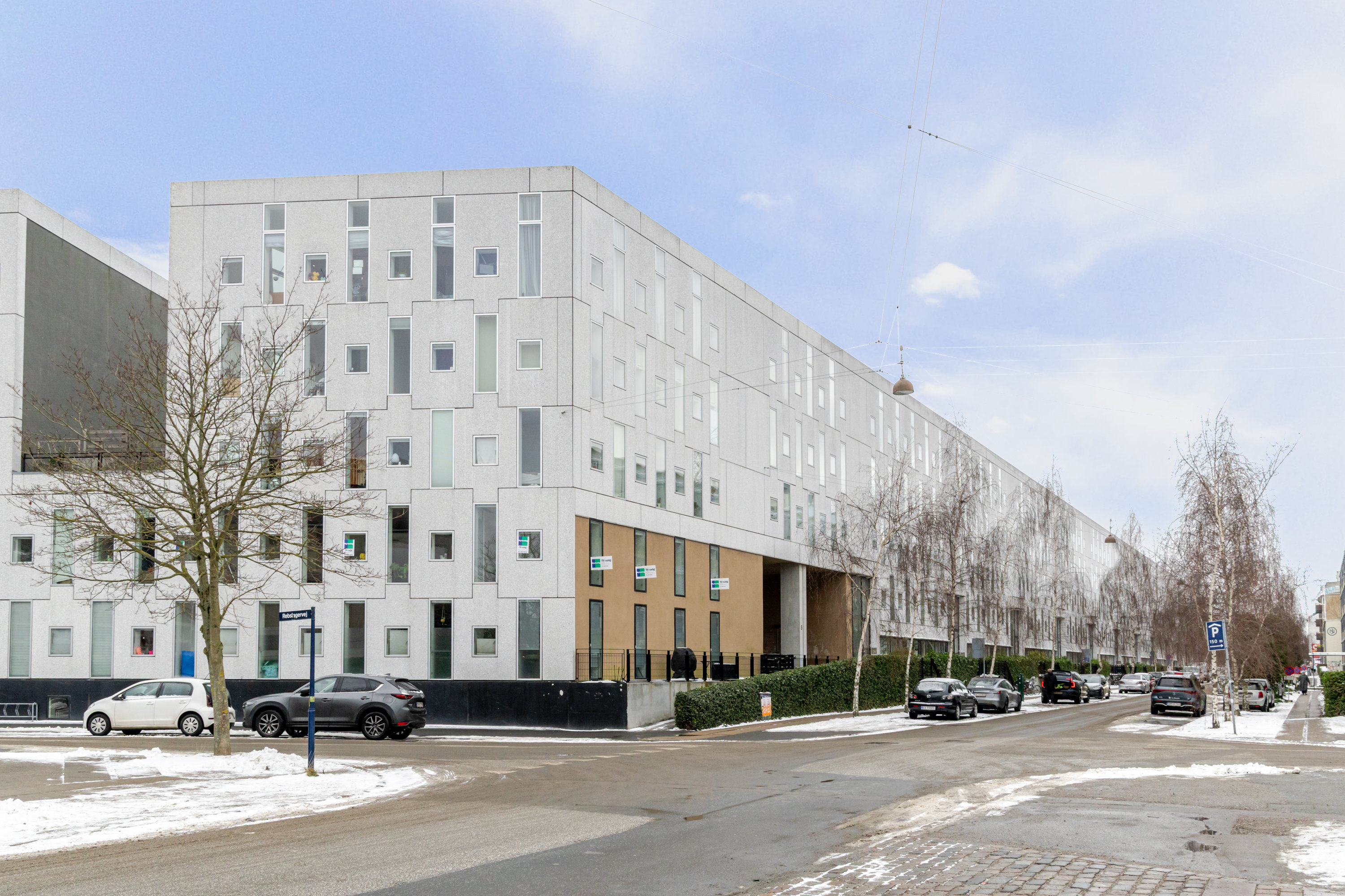 Fremhævet facade billede i fuldskærmstilstand. Billede af Rentemestervej 5, 1. tv., 2400 København NV