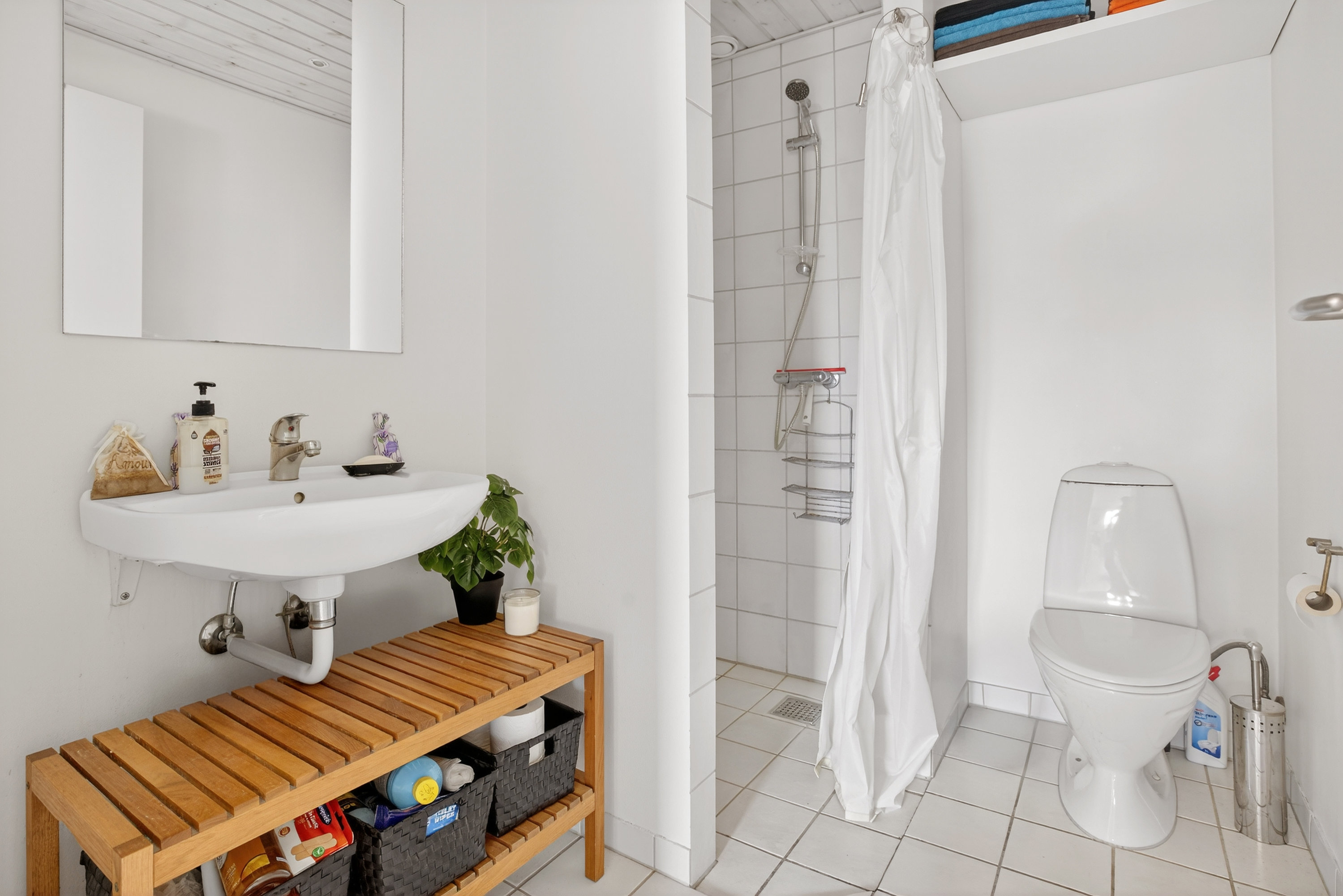 Fremhævet bad billede i fuldskærmstilstand. Billede af Myrholmen 1, 2760 Måløv