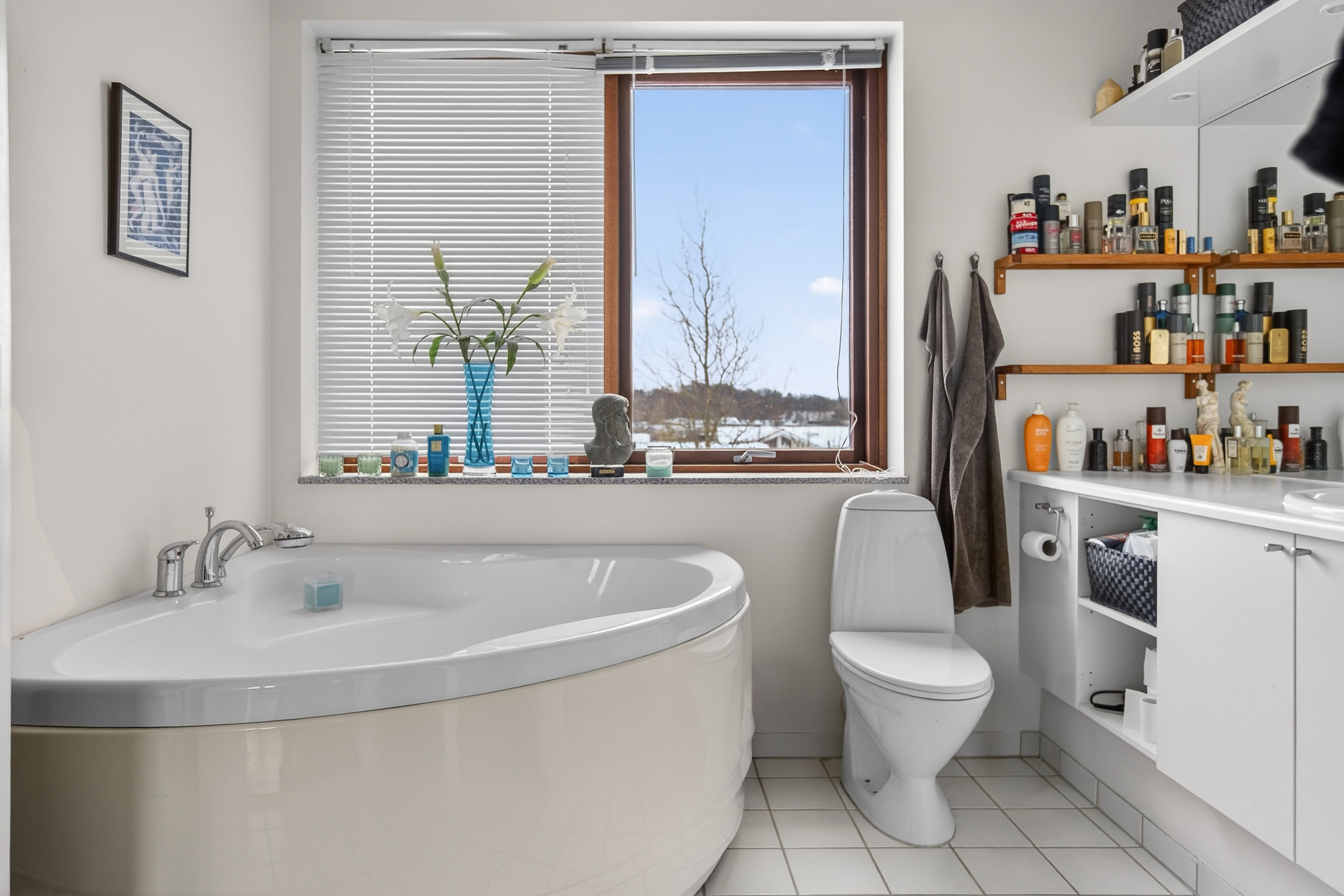 Fremhævet bad 1.sal billede i fuldskærmstilstand. Billede af Myrholmen 1, 2760 Måløv