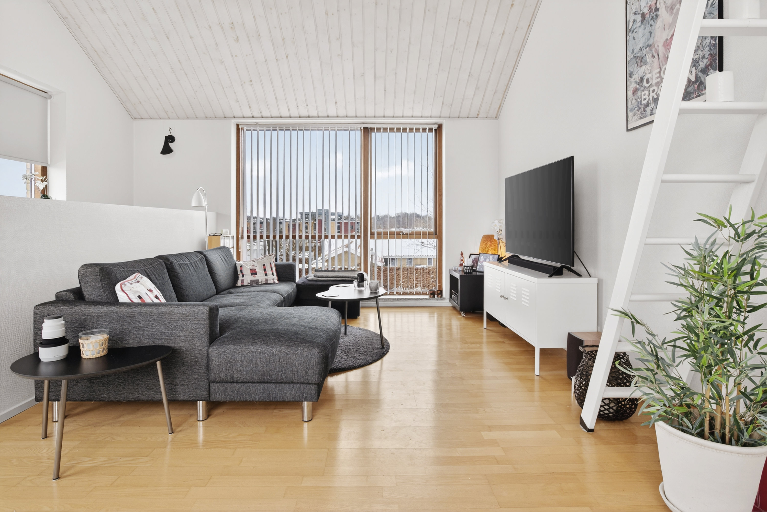 Fremhævet stue billede i fuldskærmstilstand. Billede af Myrholmen 1, 2760 Måløv