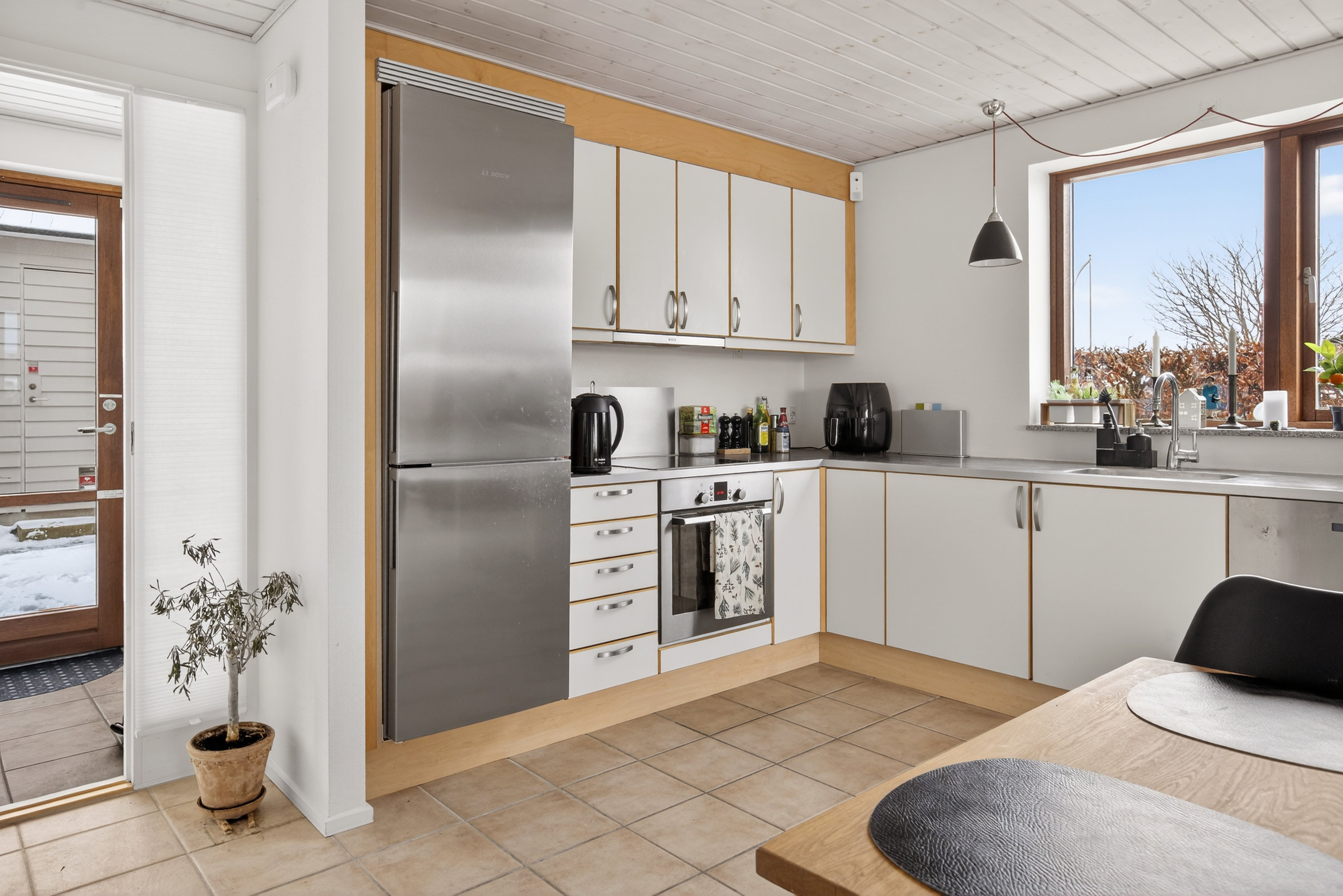 Fremhævet køkken billede i fuldskærmstilstand. Billede af Myrholmen 1, 2760 Måløv