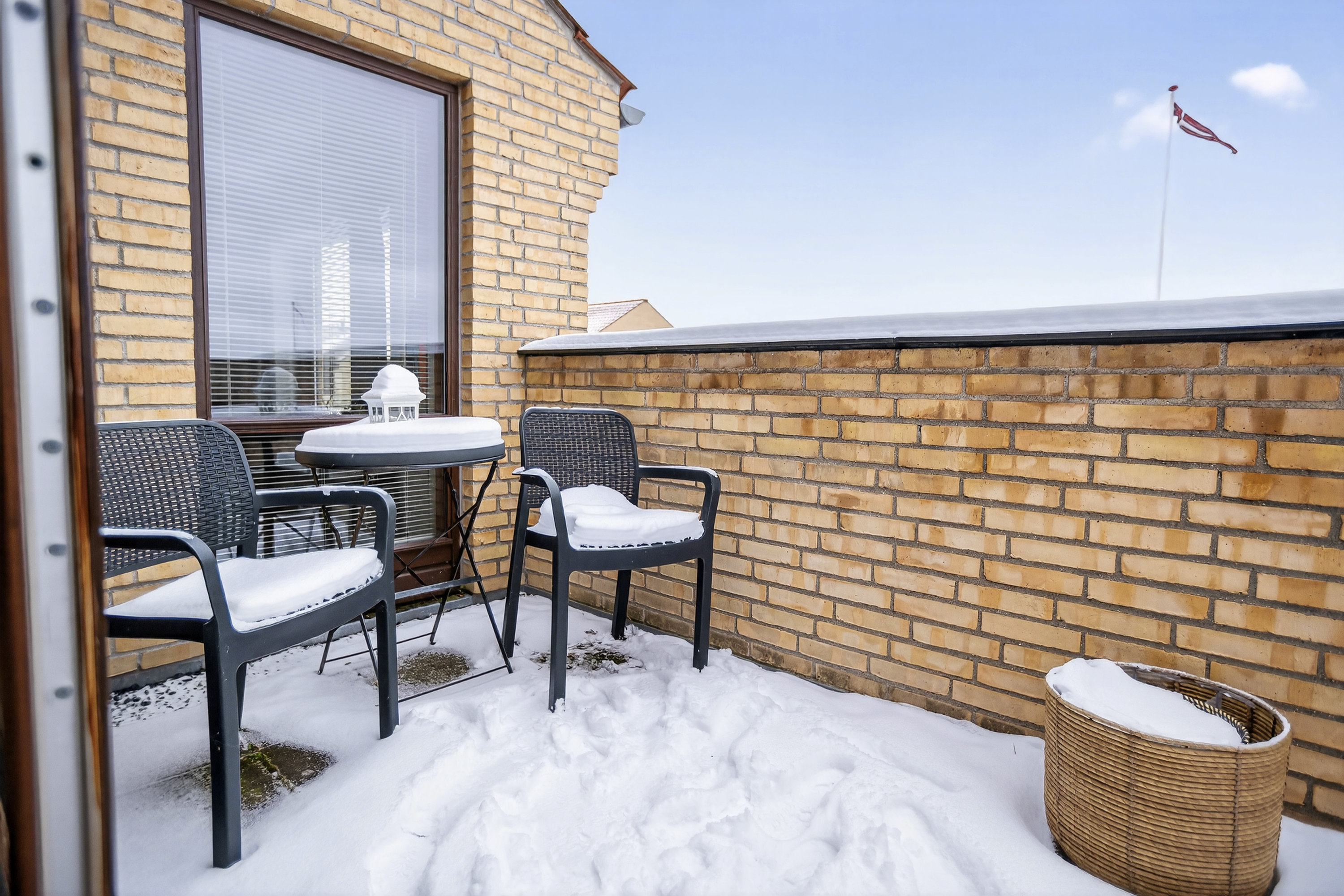 Fremhævet terrasse 1.sal billede i fuldskærmstilstand. Billede af Myrholmen 1, 2760 Måløv