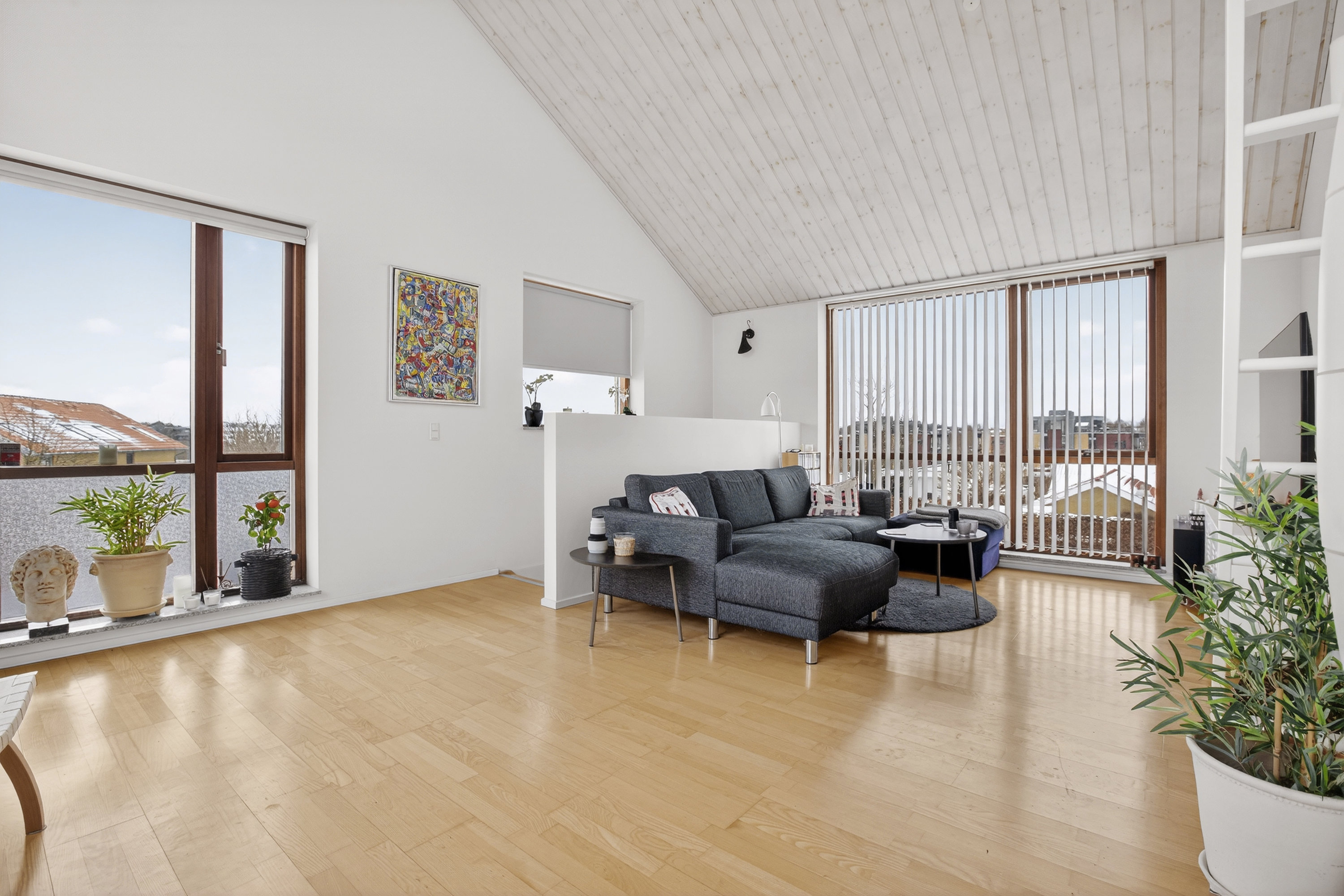 Fremhævet stue billede i fuldskærmstilstand. Billede af Myrholmen 1, 2760 Måløv