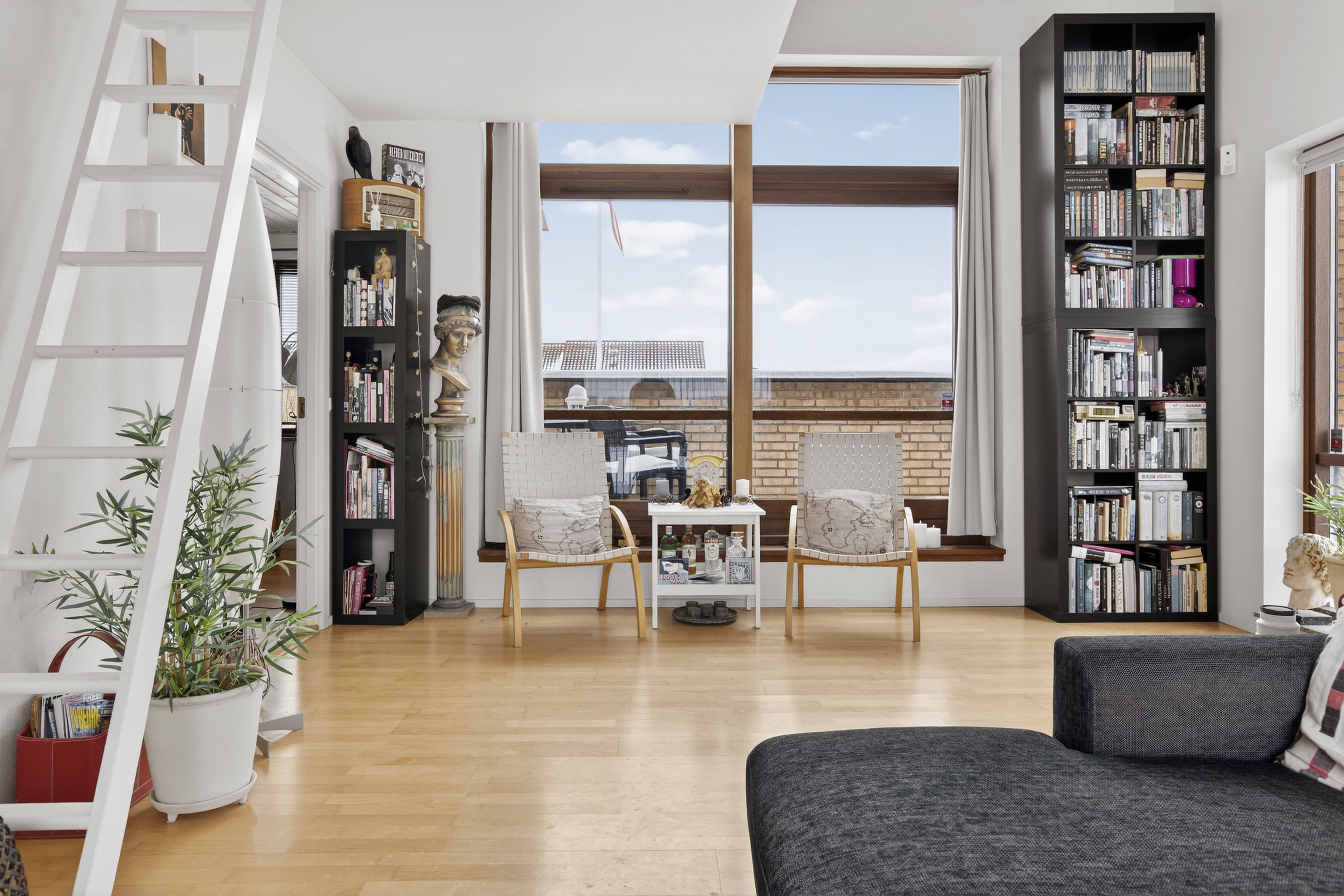 Fremhævet stue billede i fuldskærmstilstand. Billede af Myrholmen 1, 2760 Måløv