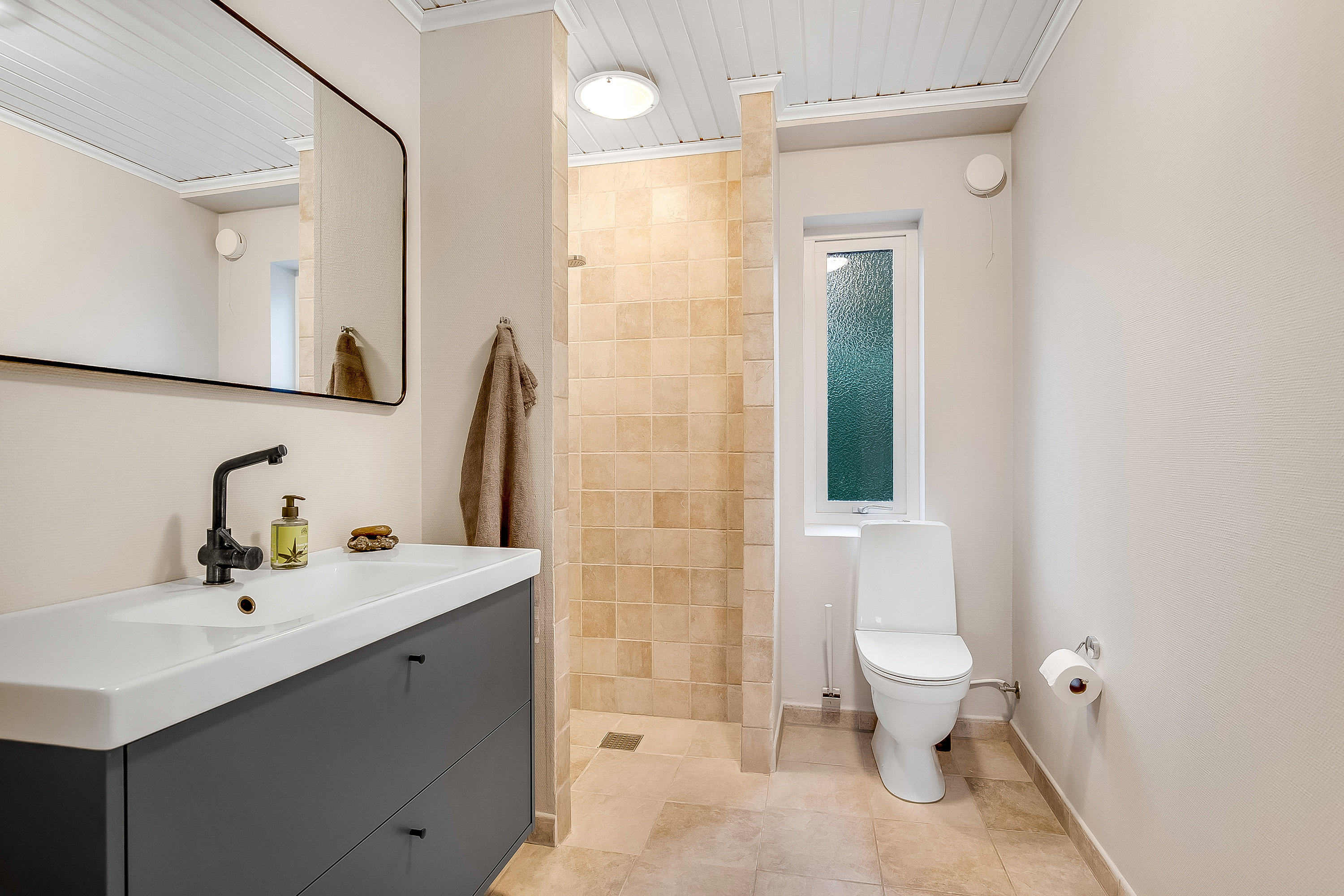 Fremhævet badeværelse billede i fuldskærmstilstand. Billede af Fjordvænget 30, Brejning, 7080 Børkop