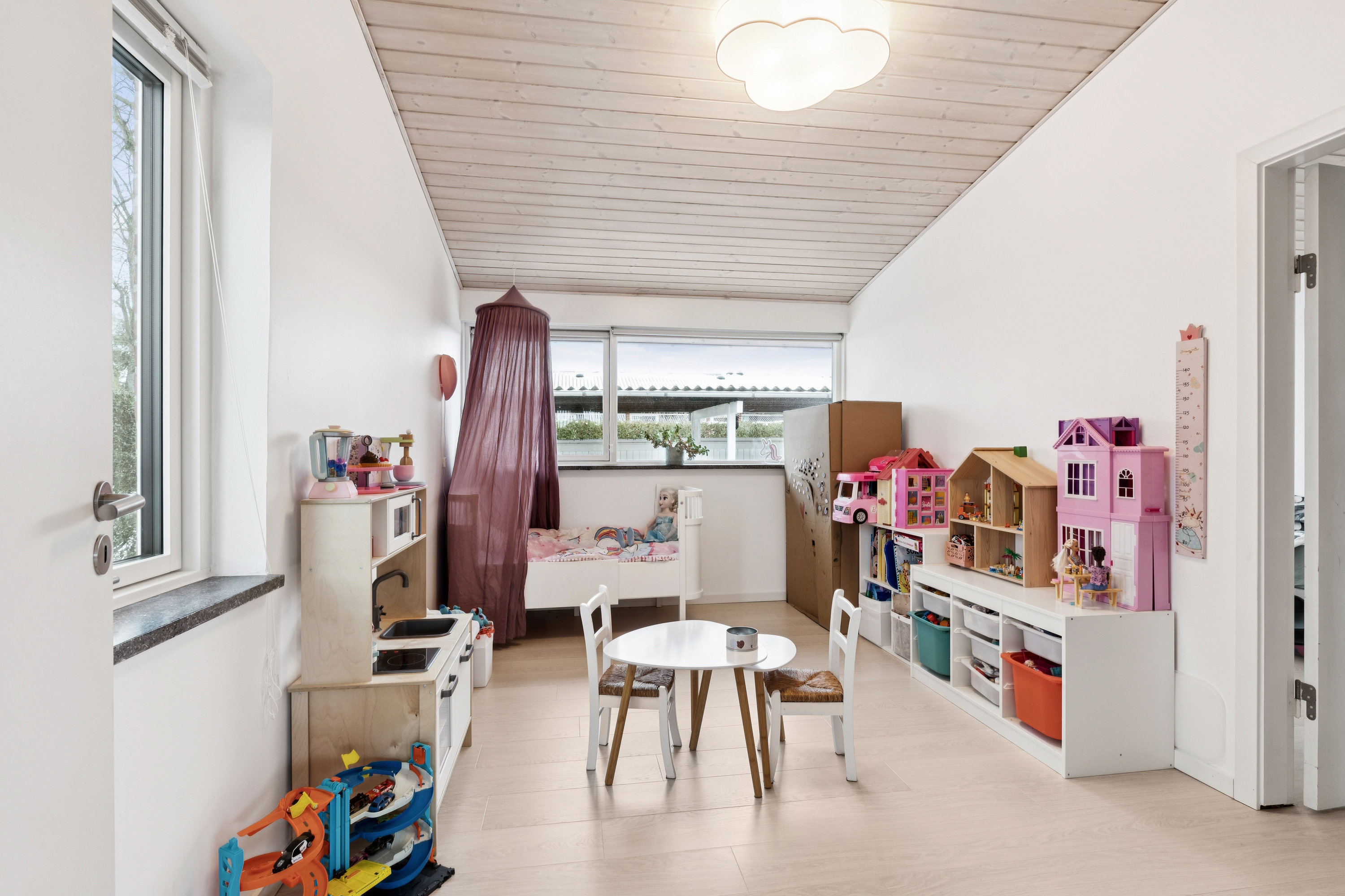 Fremhævet spisestue billede i fuldskærmstilstand. Billede af Sankt Mikkels Alle 88, 2630 Taastrup