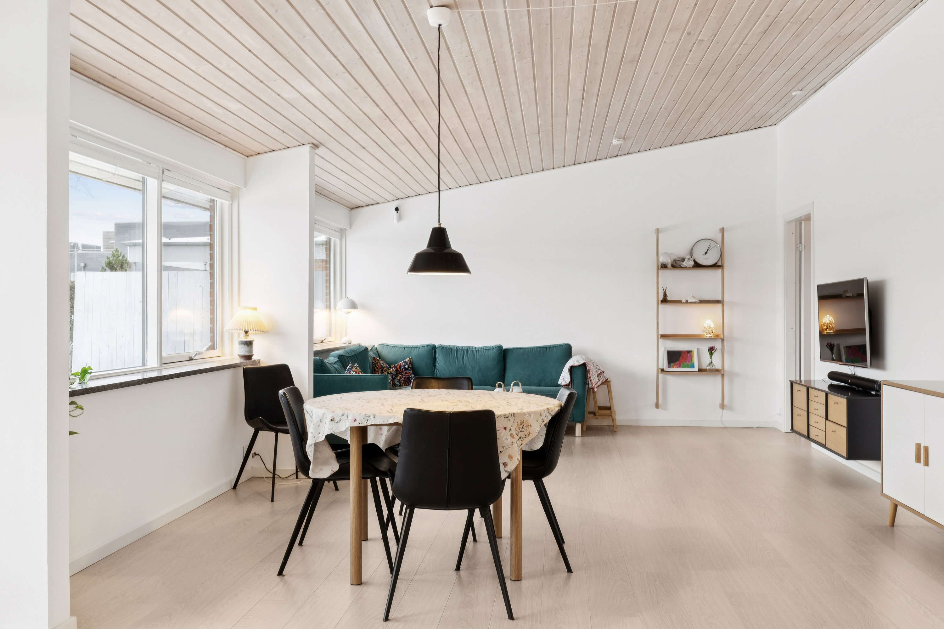 Fremhævet stue billede i fuldskærmstilstand. Billede af Sankt Mikkels Alle 88, 2630 Taastrup