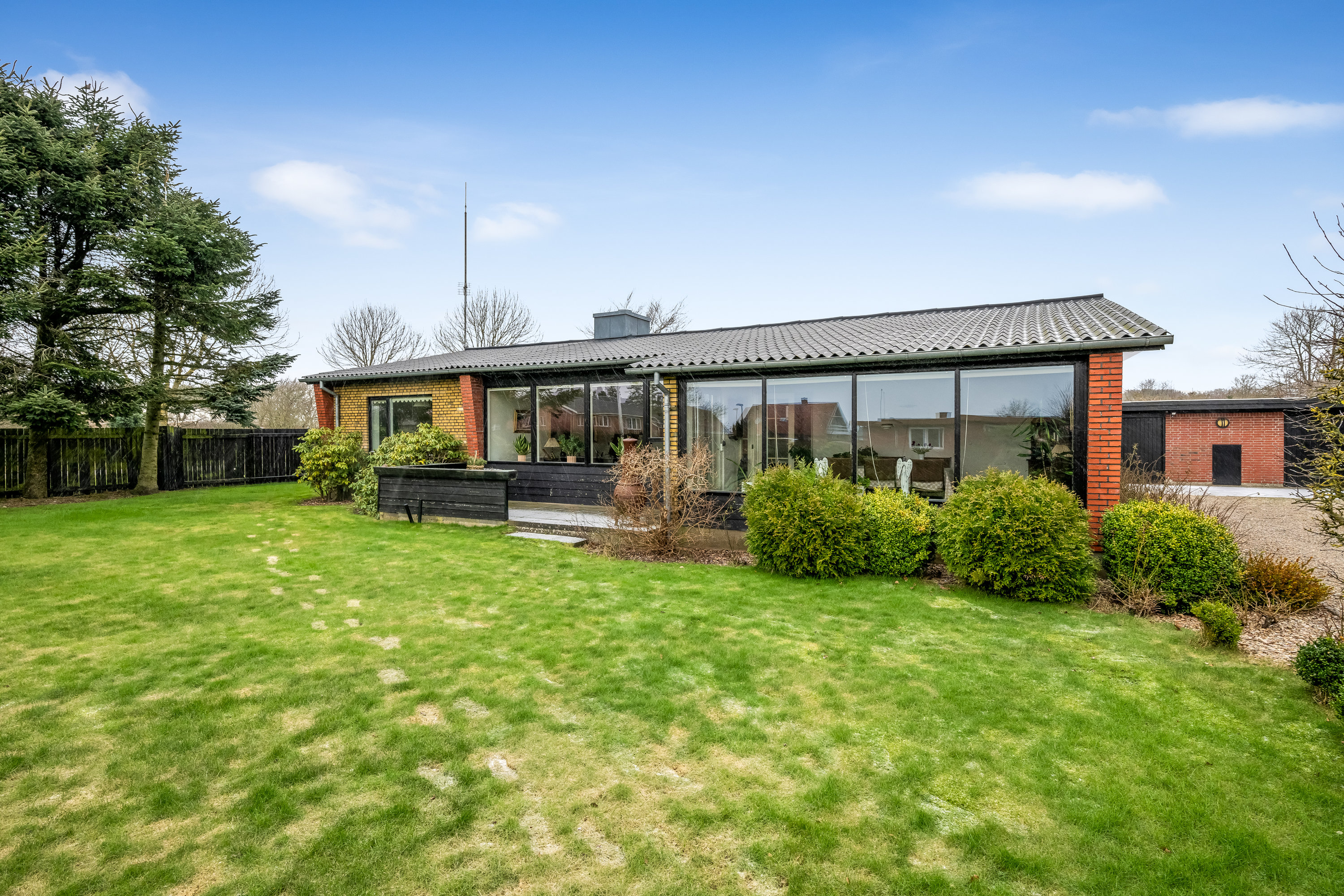 Fremhævet facade billede i fuldskærmstilstand. Billede af Uglbjergvej 6, Dejbjerg, 6900 Skjern