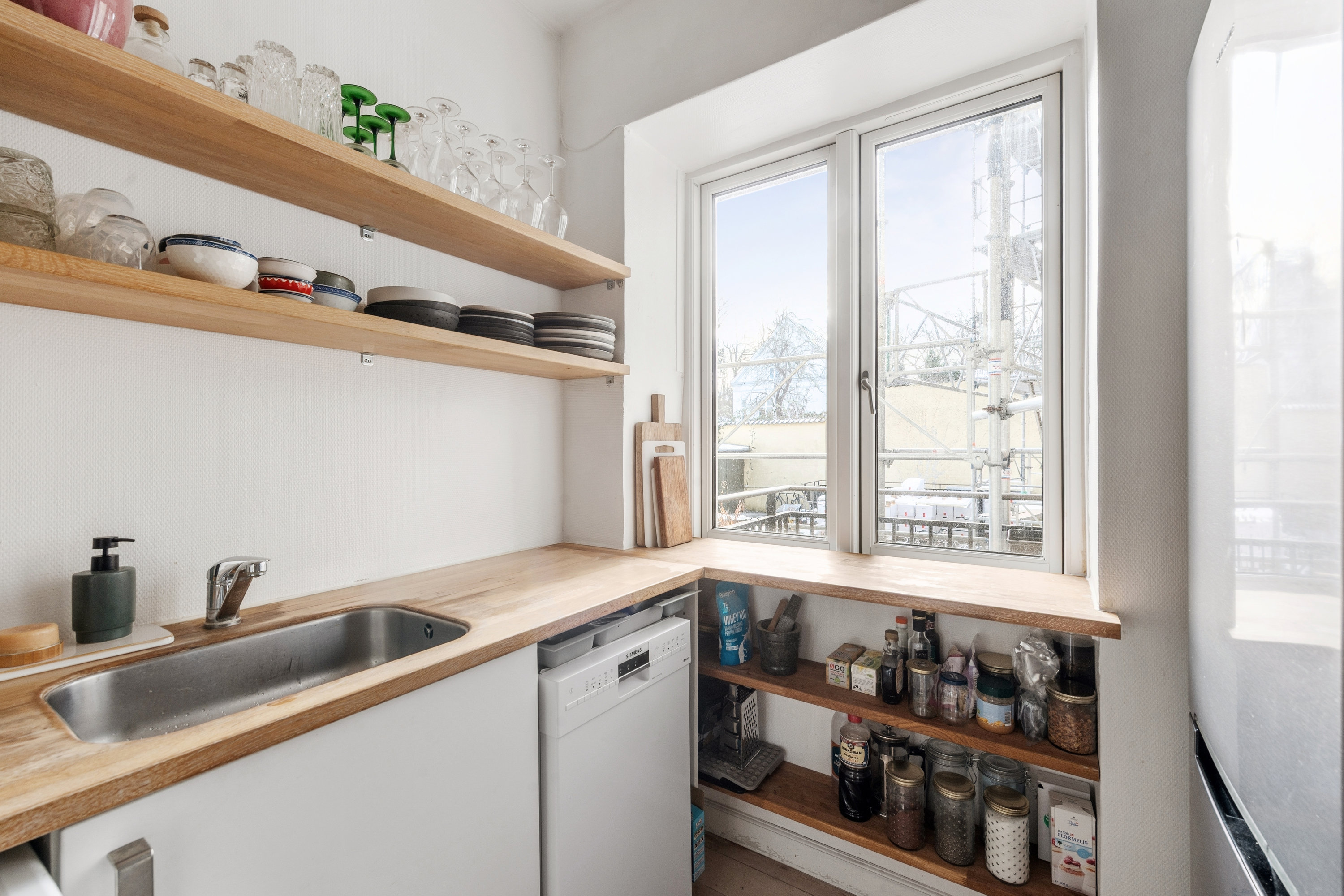 Fremhævet køkken billede i fuldskærmstilstand. Billede af Svenskelejren 2, st.. th., 2700 Brønshøj