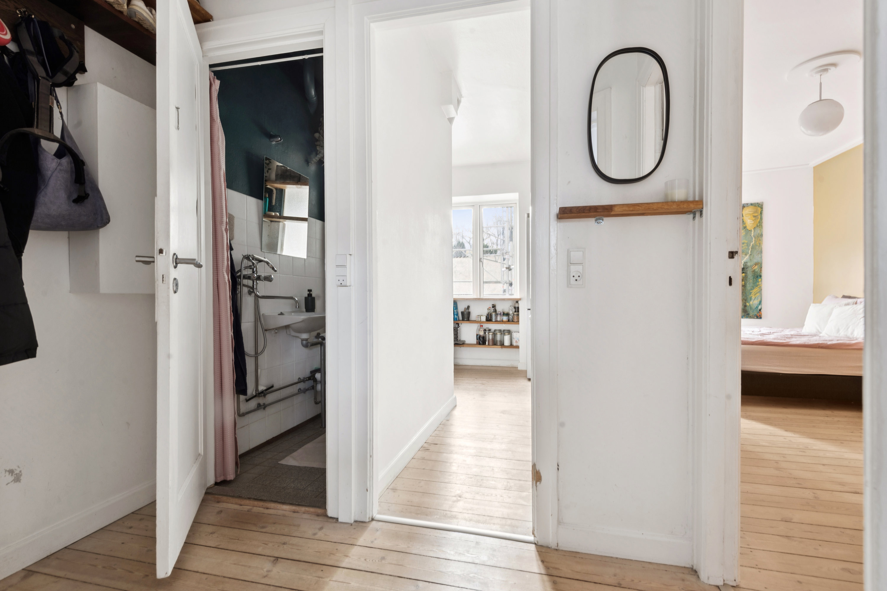 Fremhævet gang billede i fuldskærmstilstand. Billede af Svenskelejren 2, st.. th., 2700 Brønshøj