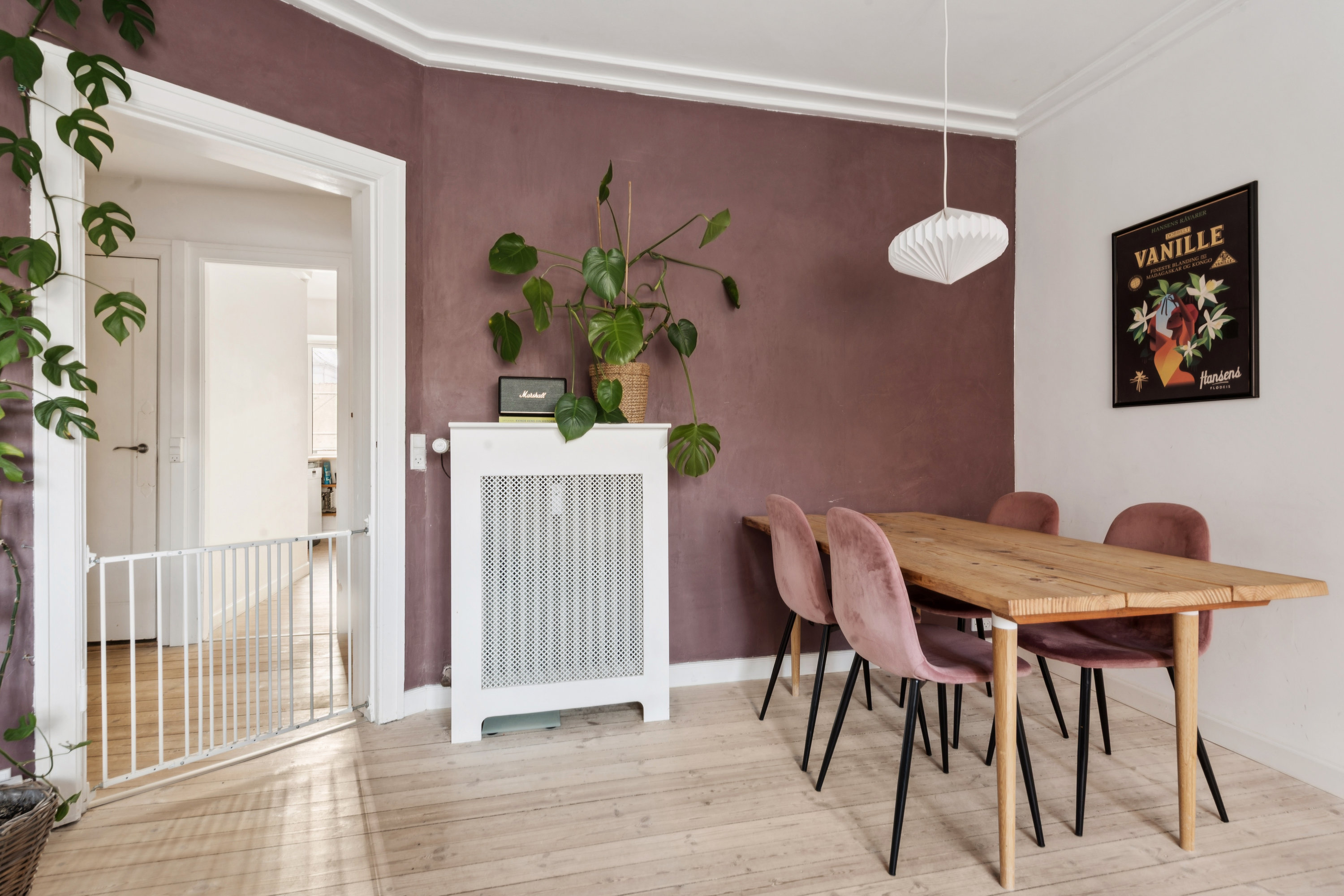 Fremhævet stue billede i fuldskærmstilstand. Billede af Svenskelejren 2, st.. th., 2700 Brønshøj