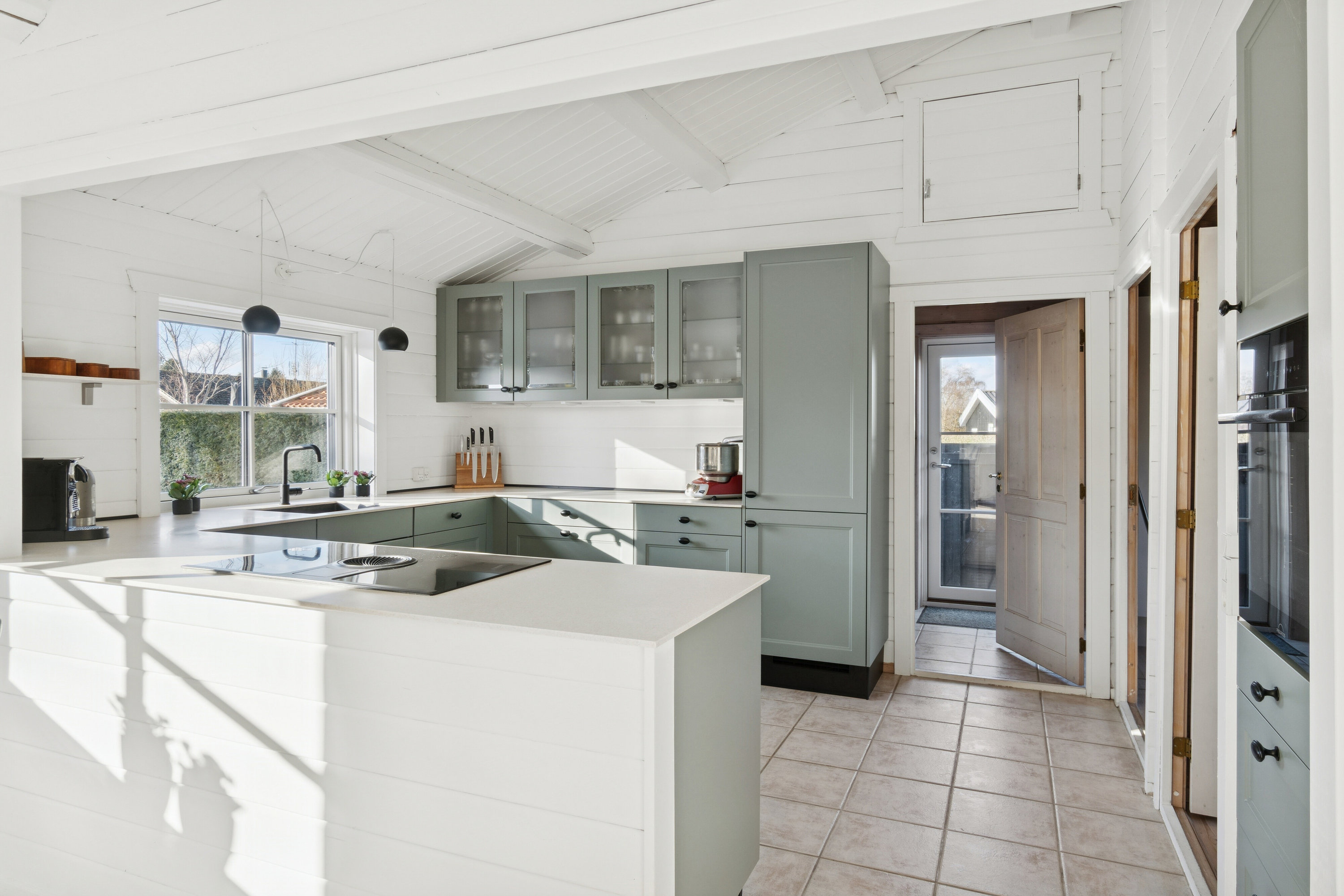 Fremhævet køkken billede i fuldskærmstilstand. Billede af Kragevej 7, 3120 Dronningmølle