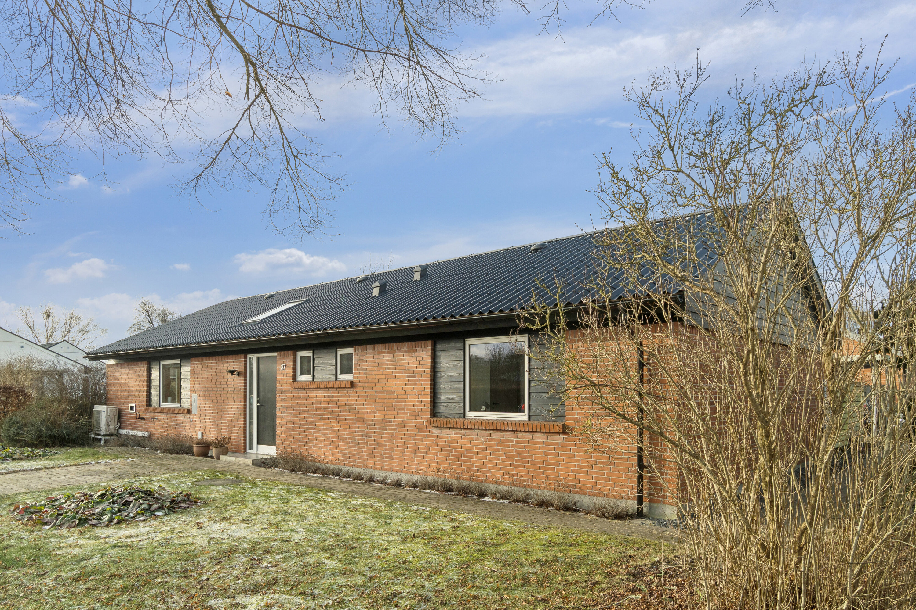 Fremhævet set fra vejen billede i fuldskærmstilstand. Billede af Engparken 27, Skovby, 8464 Galten