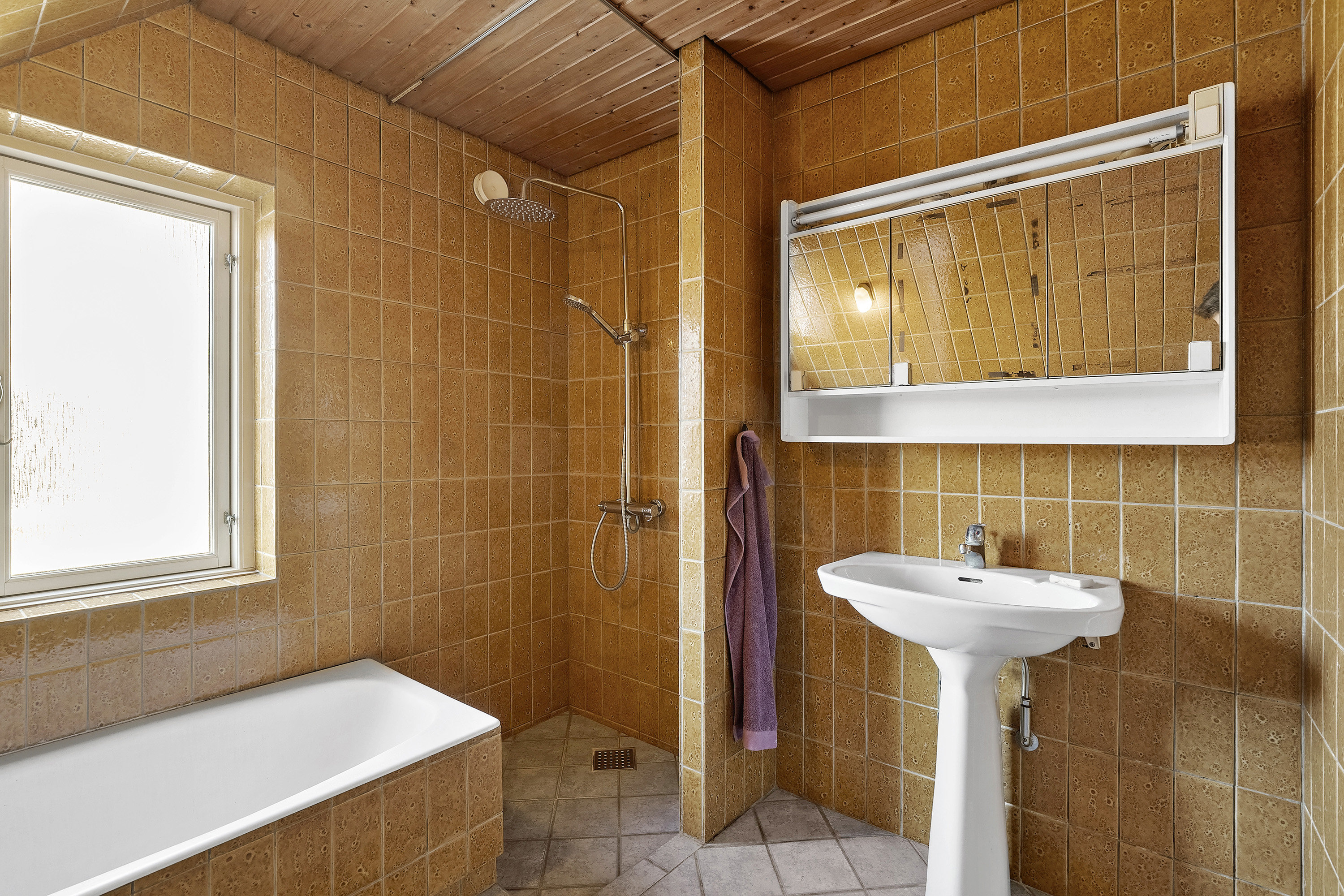 Fremhævet badeværelse billede i fuldskærmstilstand. Billede af Bergsvej 31, 5230 Odense M