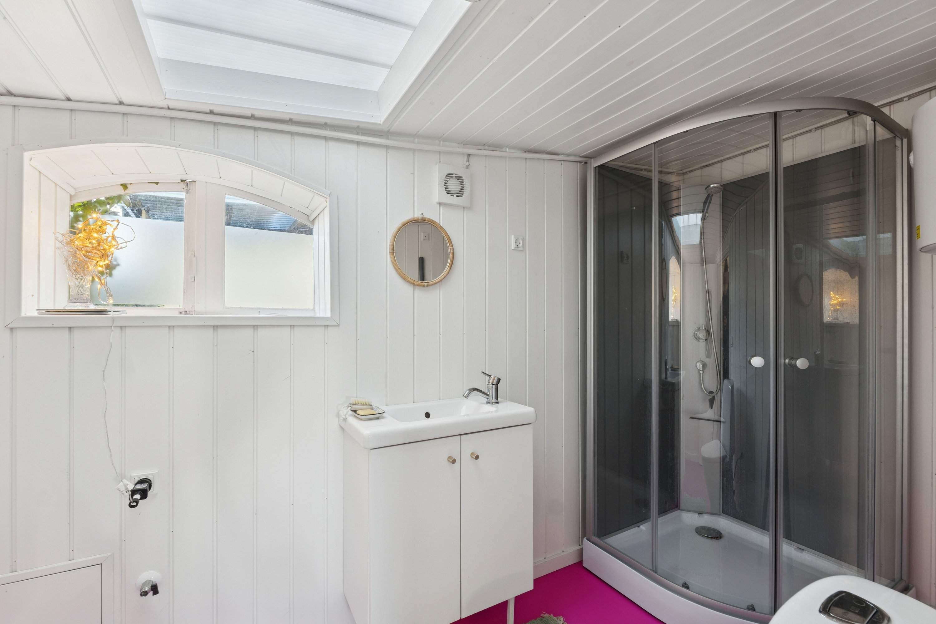 Fremhævet badeværelse billede i fuldskærmstilstand. Billede af Solsikkestien 16, 2610 Rødovre