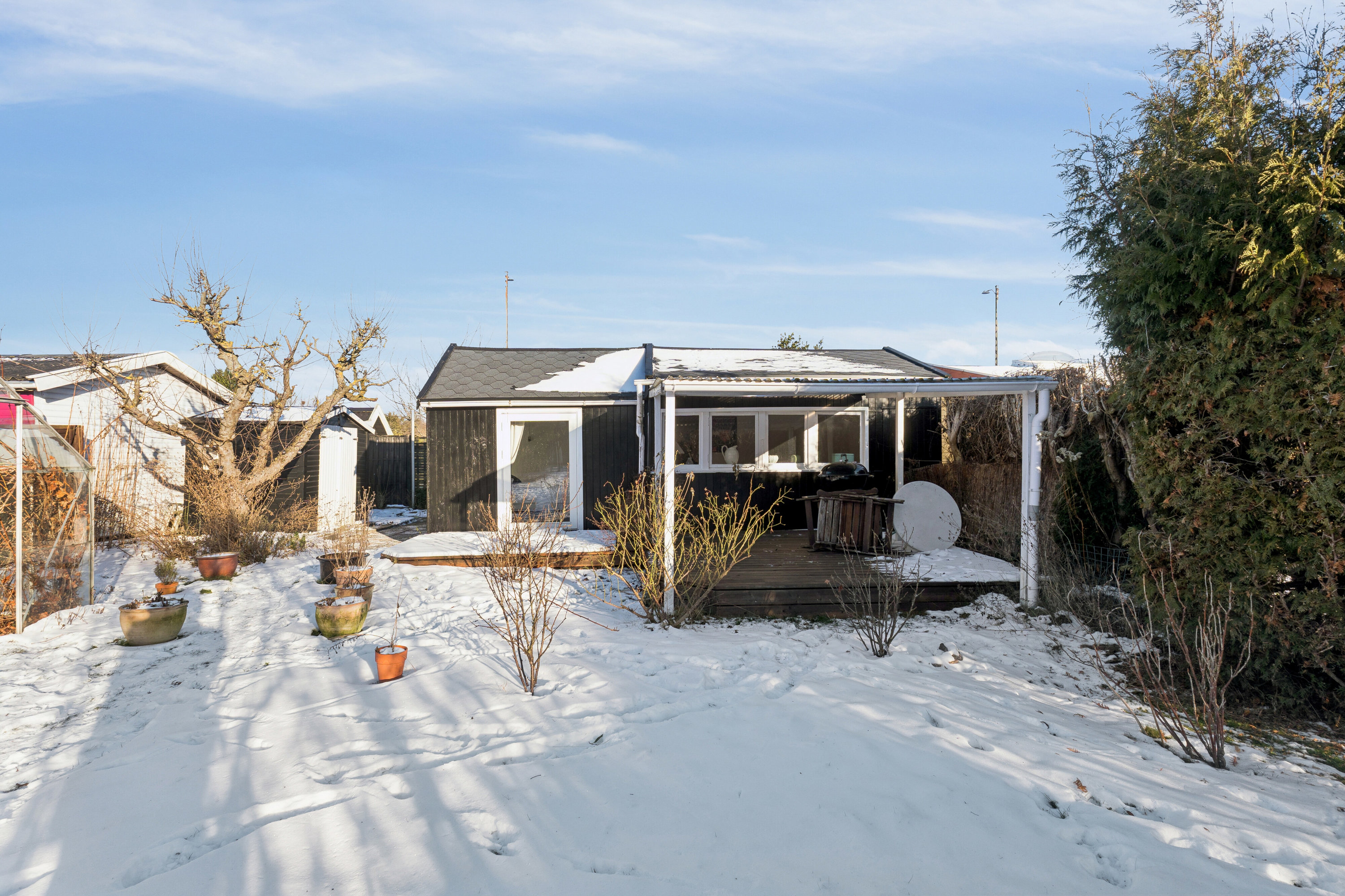 Fremhævet set fra haven billede i fuldskærmstilstand. Billede af Solsikkestien 16, 2610 Rødovre