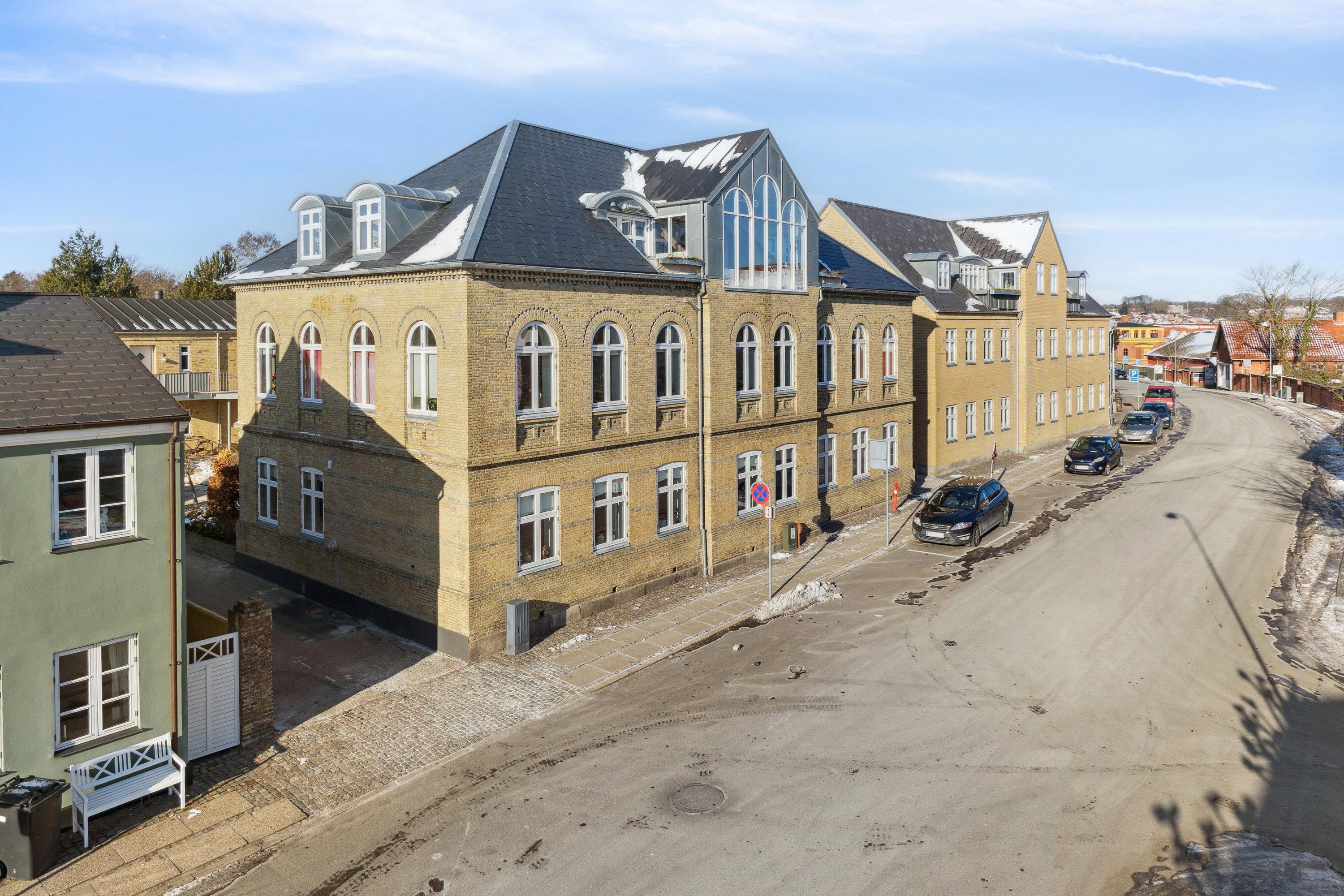 Fremhævet set fra vejen billede i fuldskærmstilstand. Billede af Færgevej 14, 1. tv., 5700 Svendborg