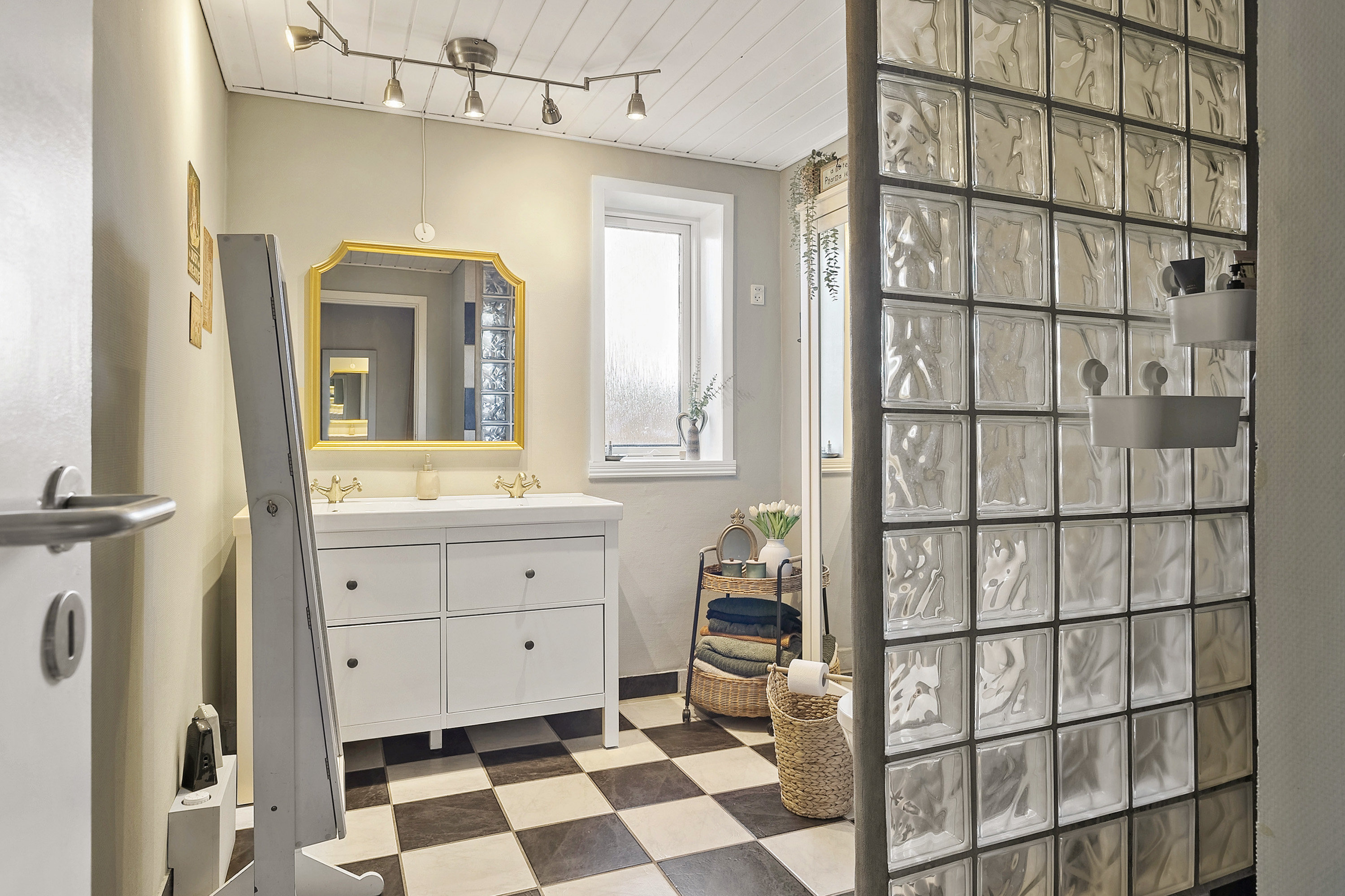 Fremhævet badeværelse billede i fuldskærmstilstand. Billede af Kornmarken 3, Foldingbro, 6650 Brørup