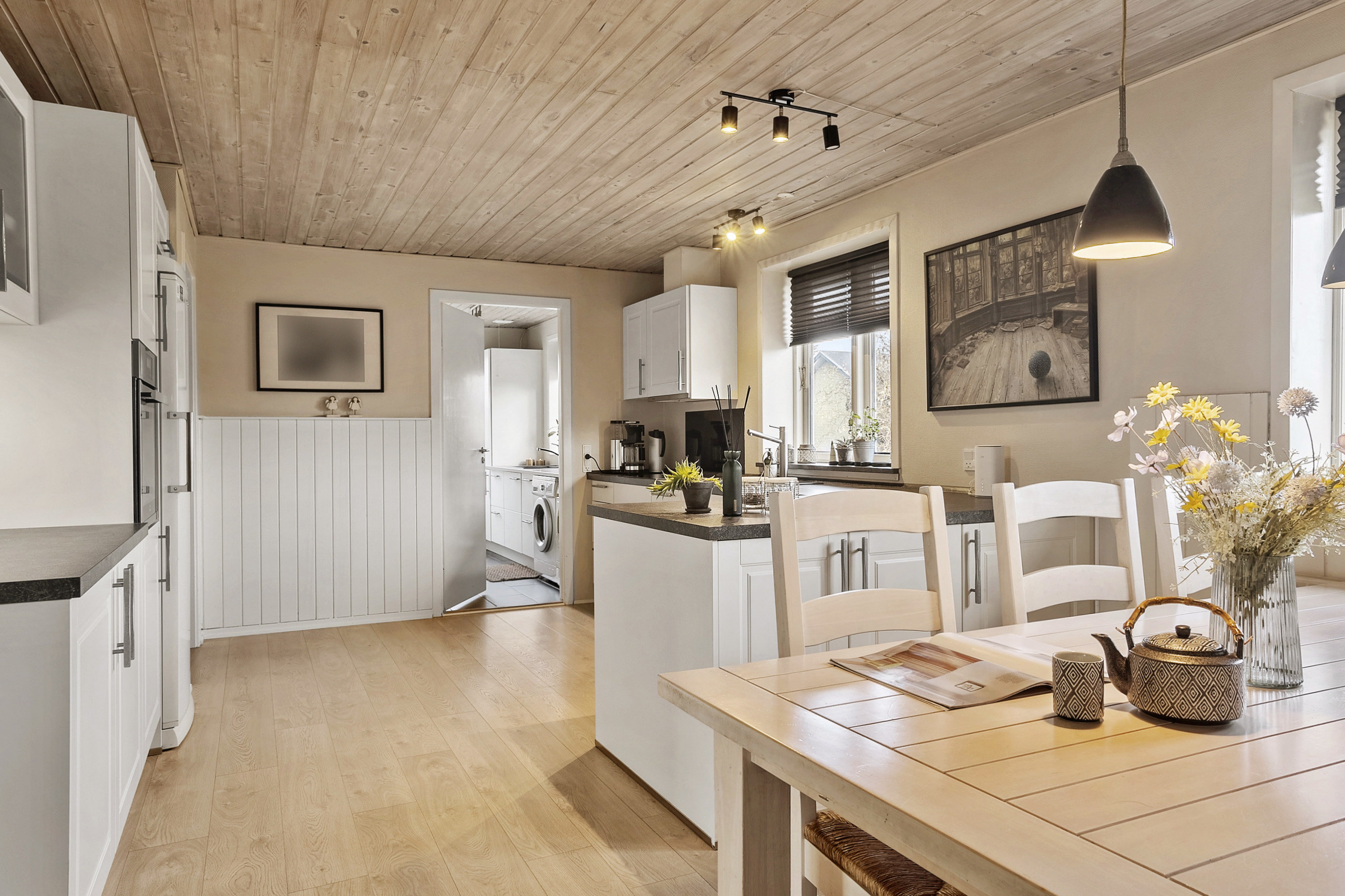 Fremhævet køkken/alrum billede i fuldskærmstilstand. Billede af Kornmarken 3, Foldingbro, 6650 Brørup