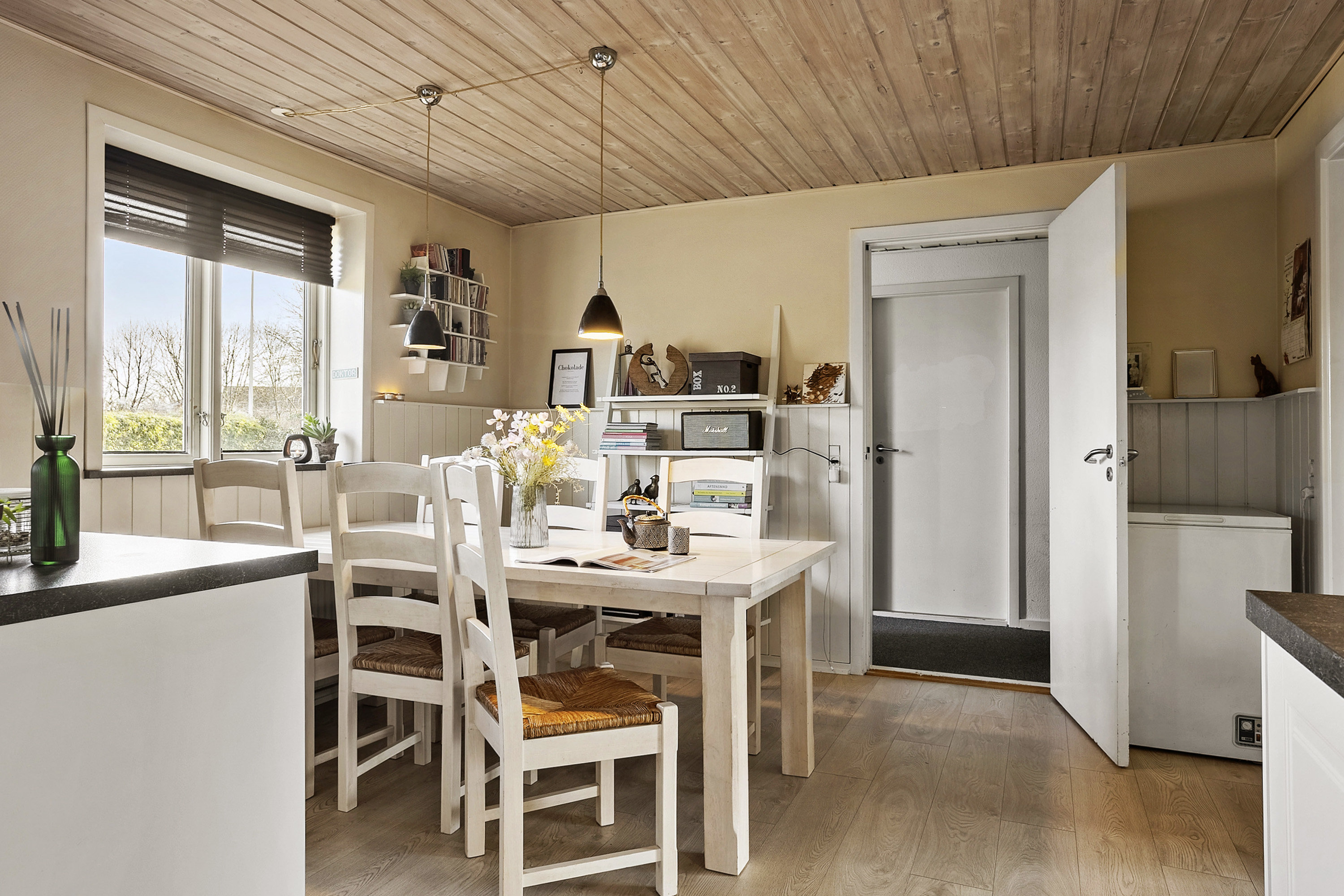 Fremhævet køkken/alrum billede i fuldskærmstilstand. Billede af Kornmarken 3, Foldingbro, 6650 Brørup