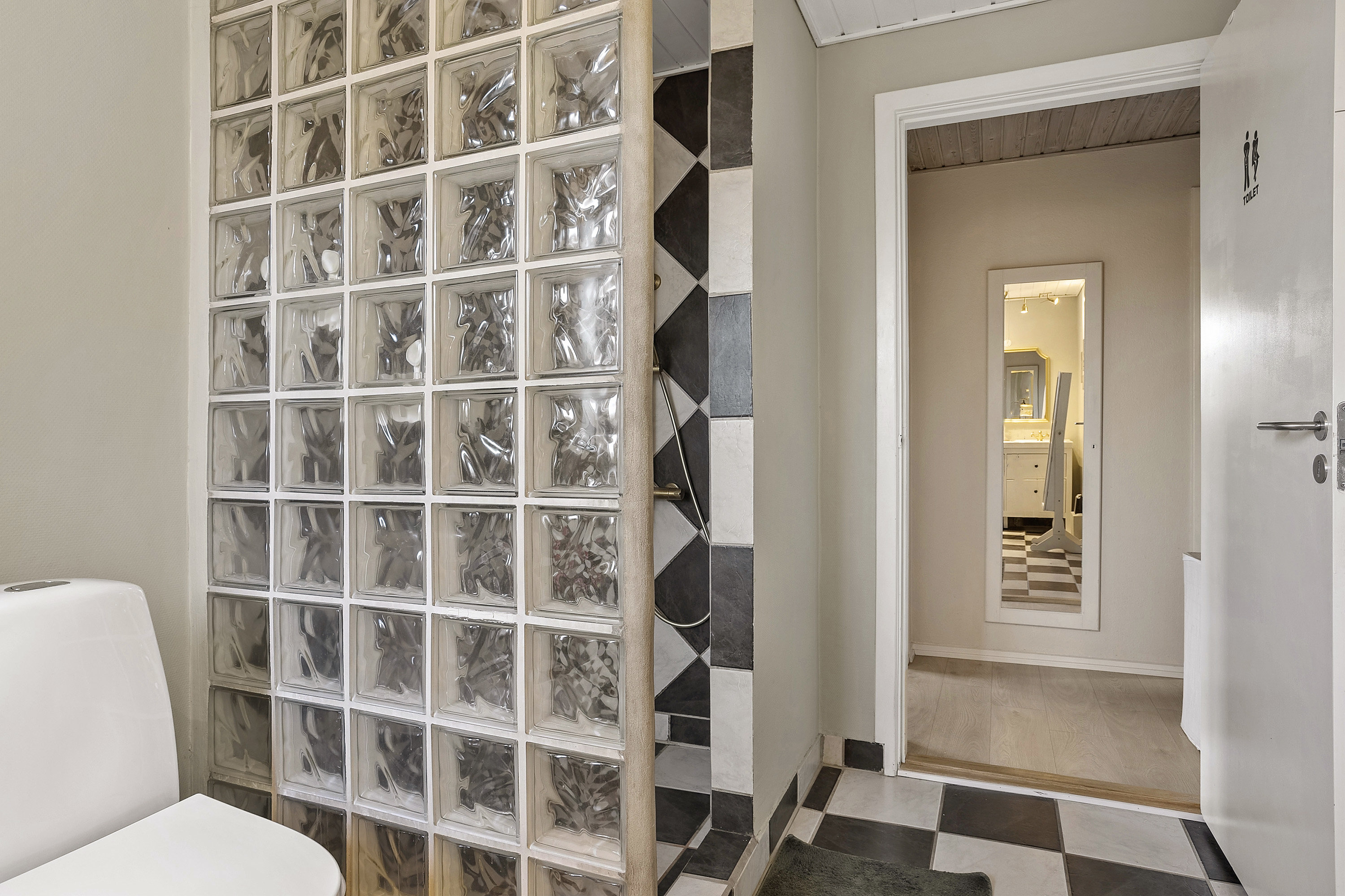 Fremhævet badeværelse billede i fuldskærmstilstand. Billede af Kornmarken 3, Foldingbro, 6650 Brørup