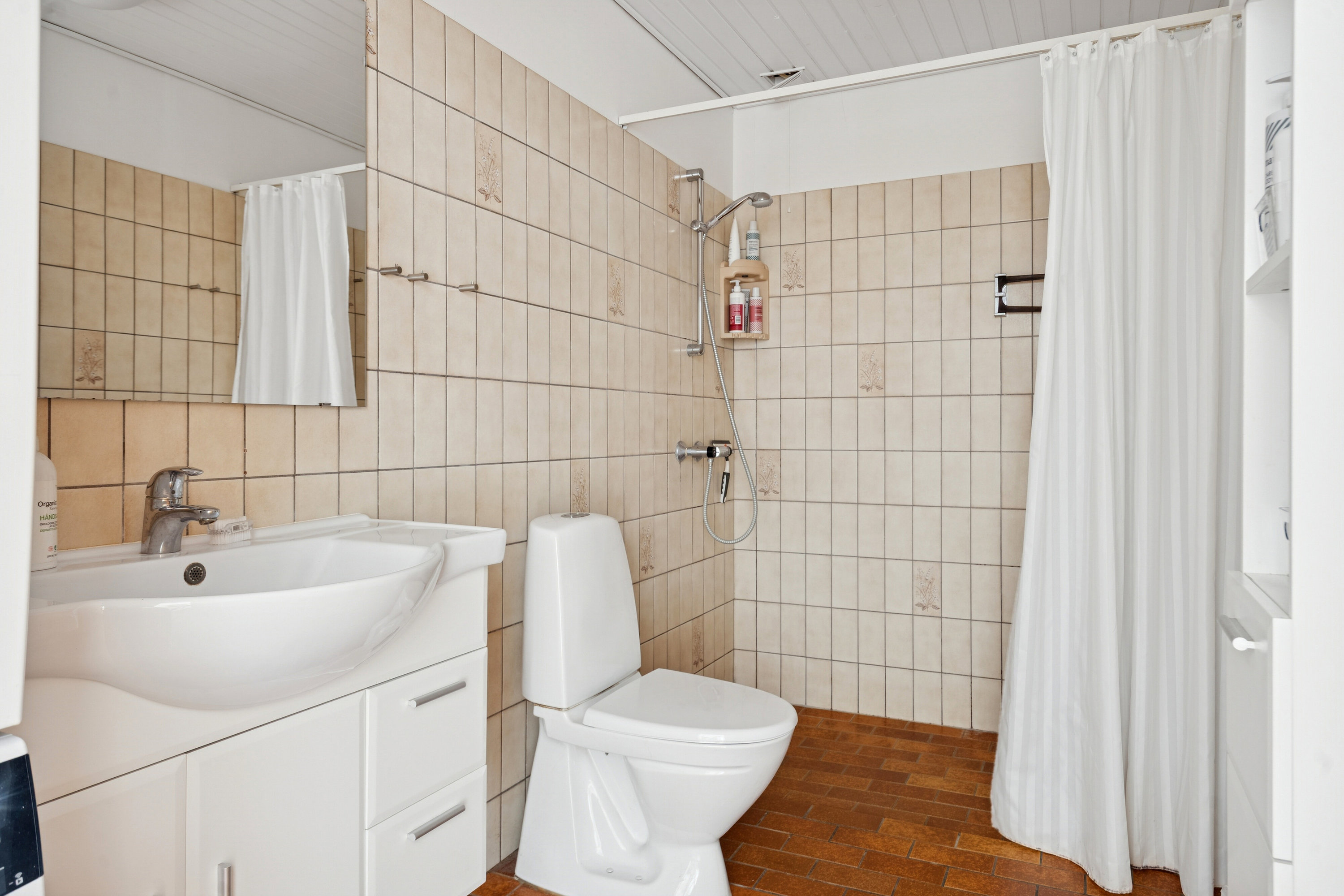 Fremhævet badeværelse billede i fuldskærmstilstand. Billede af Kalveknækket 24, Kollund, 6340 Kruså