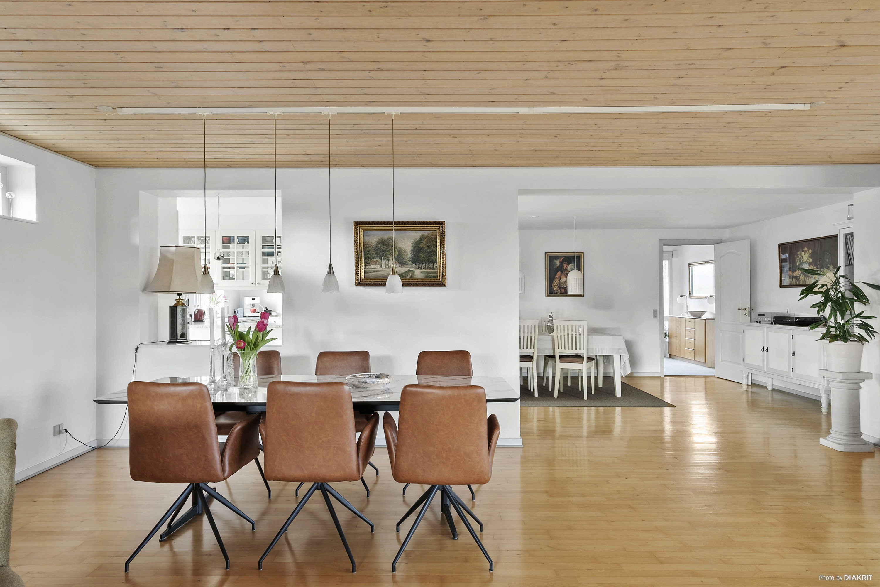 Fremhævet spisestue billede i fuldskærmstilstand. Billede af Ankjær 320, 8300 Odder