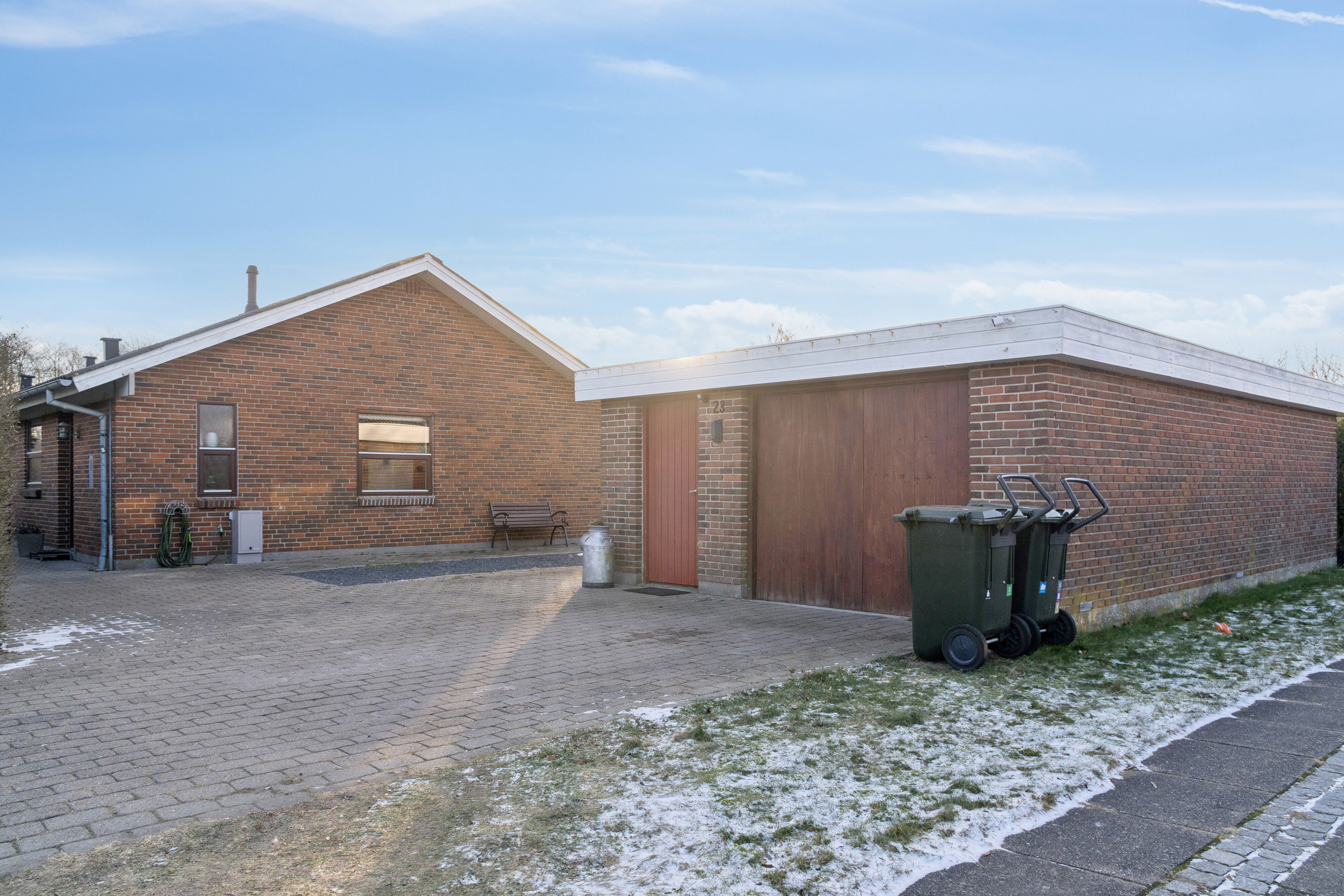 Fremhævet set fra vejen billede i fuldskærmstilstand. Billede af Saturnvej 23, 8723 Løsning