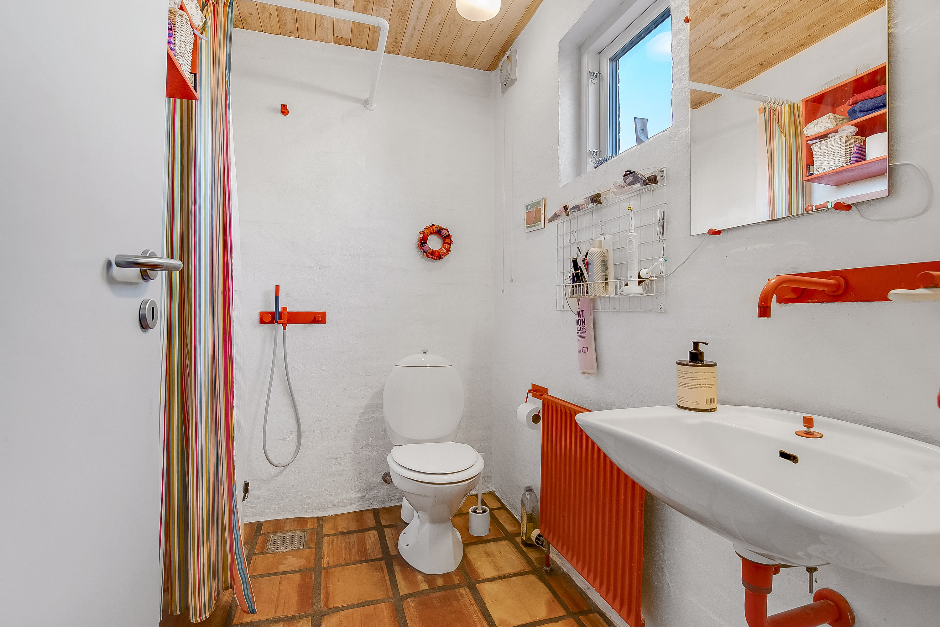 Fremhævet badeværelse billede i fuldskærmstilstand. Billede af Gyndbjerg 21, Agtrup, 6091 Bjert