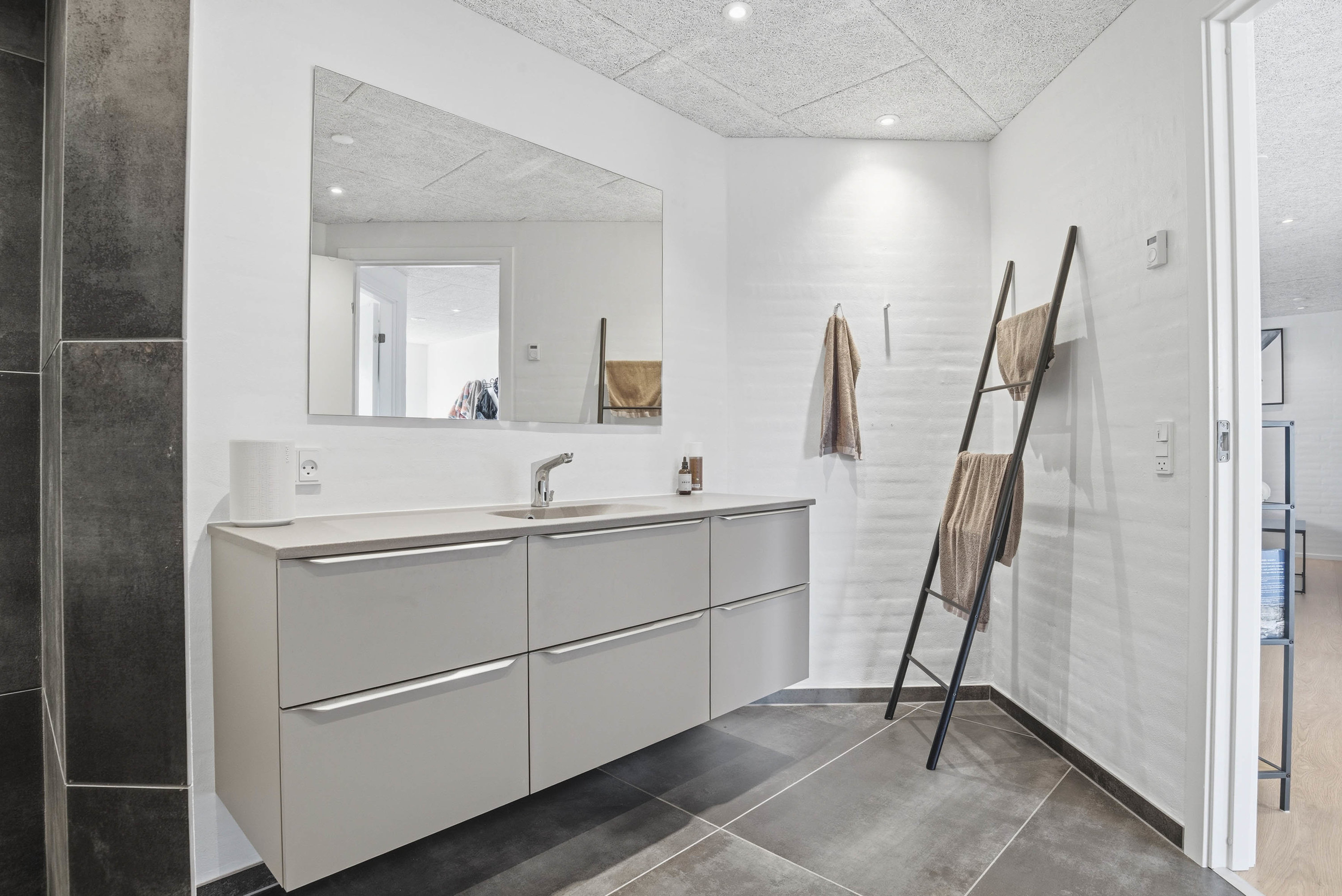 Fremhævet badeværelse billede i fuldskærmstilstand. Billede af Skovstjernen 27, Mejrup, 7500 Holstebro