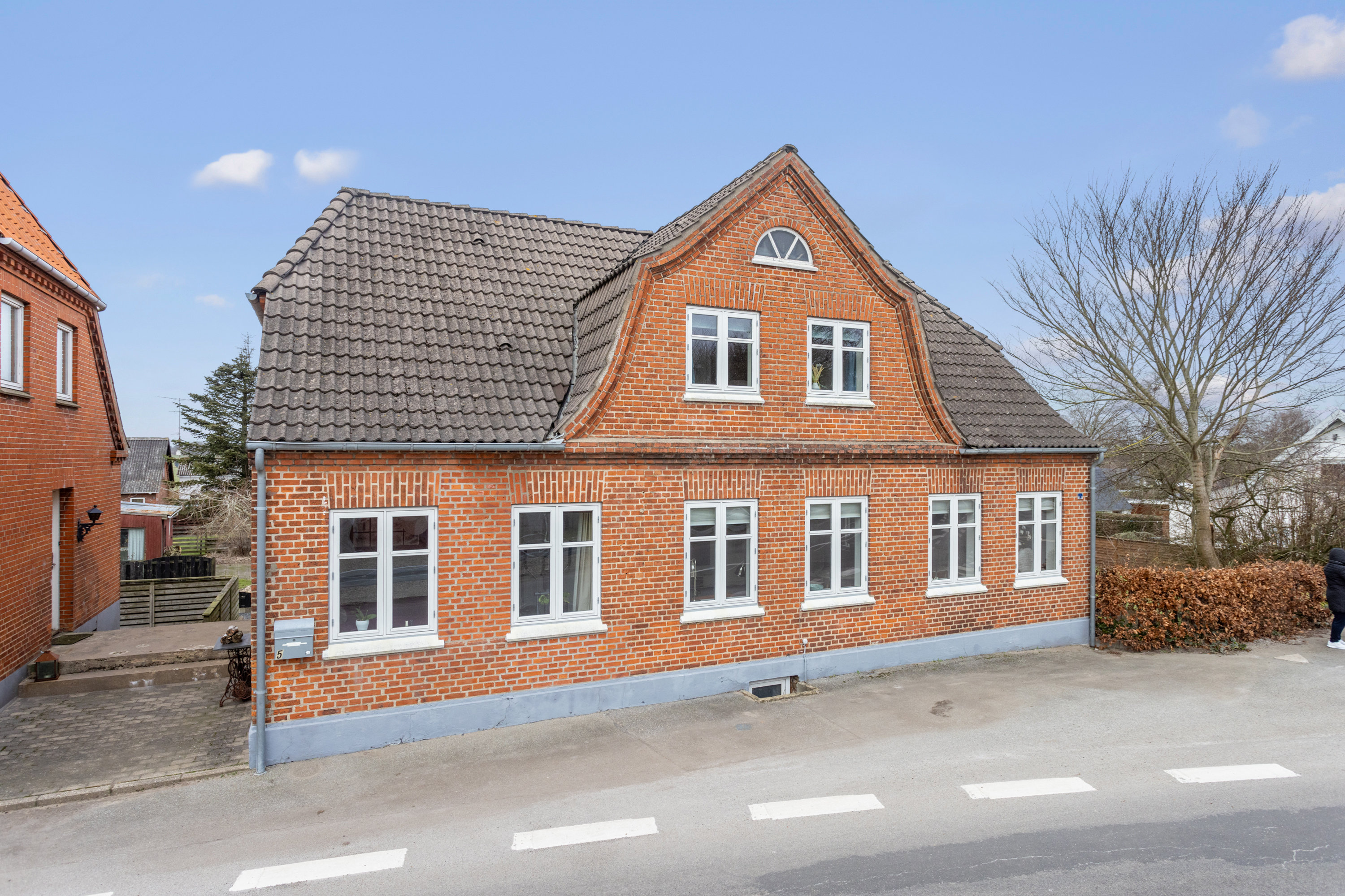 Fremhævet facade billede i fuldskærmstilstand. Billede af Brovej 5, Kvissel, 9900 Frederikshavn