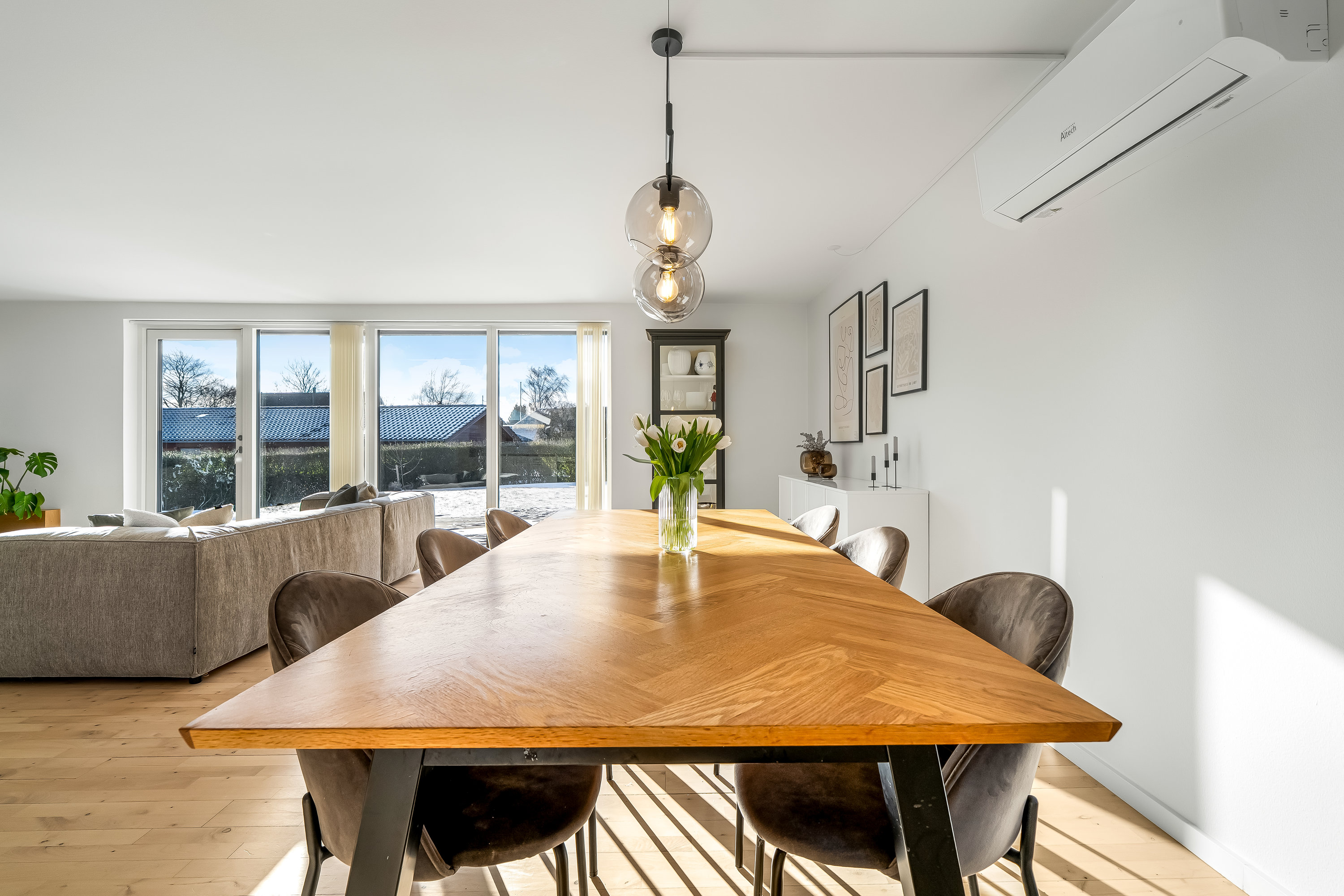 Fremhævet stue billede i fuldskærmstilstand. Billede af Tulstrup Have 4, Tulstrup, 3400 Hillerød