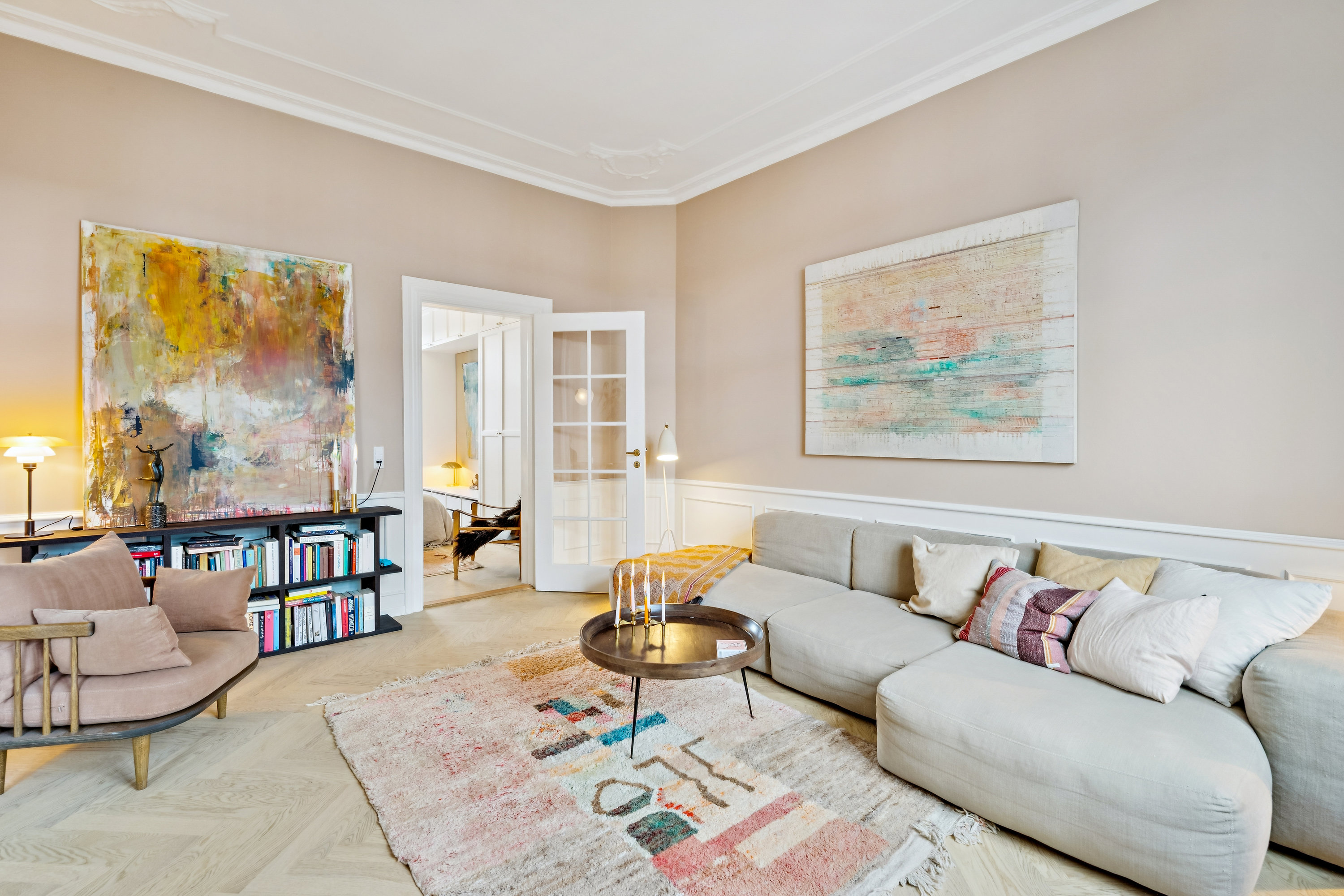 Fremhævet stue billede i fuldskærmstilstand. Billede af Schlegels Alle 3, 4. tv., 1807 Frederiksberg C