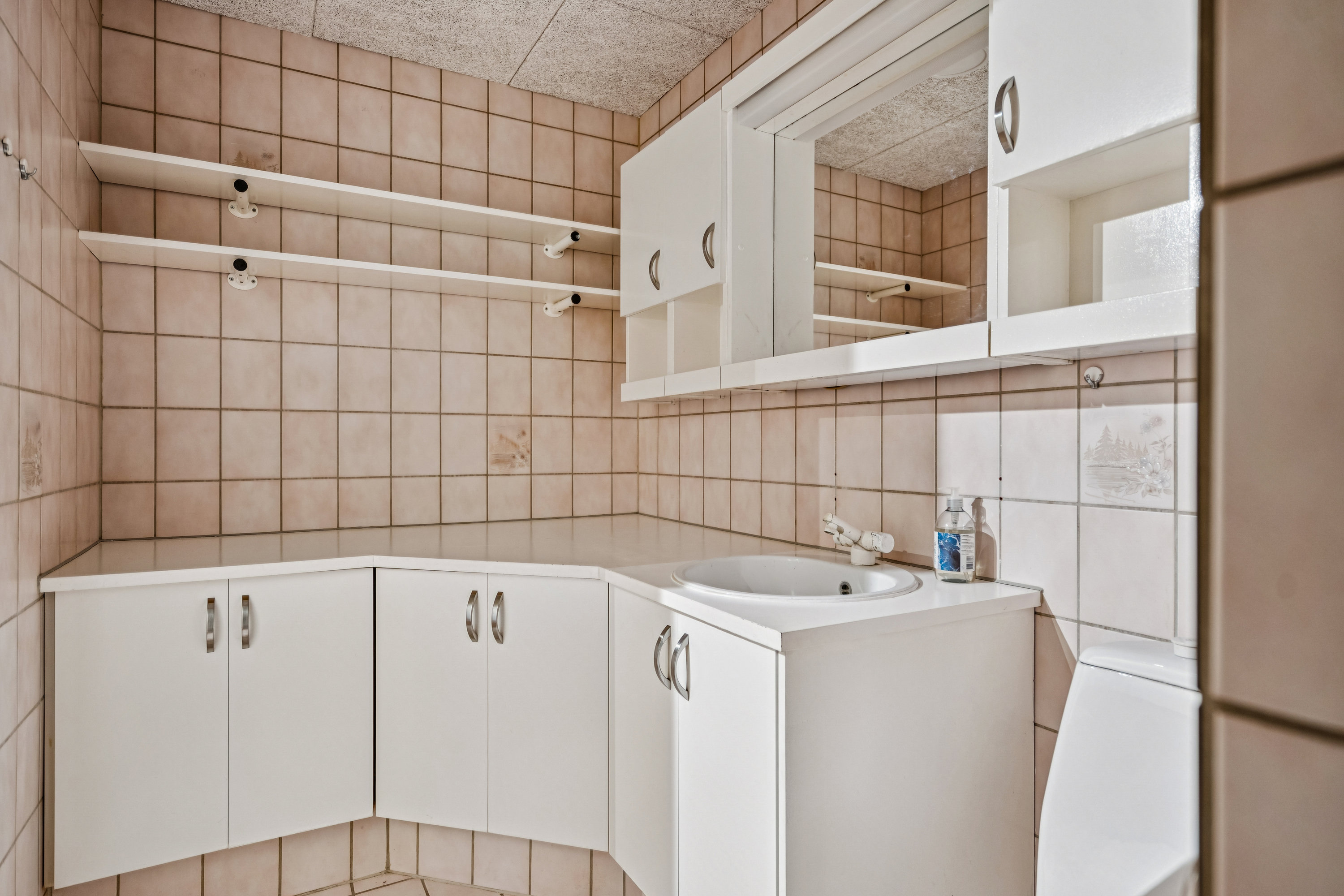 Fremhævet badeværelse billede i fuldskærmstilstand. Billede af Skovvejen 6, 9850 Hirtshals