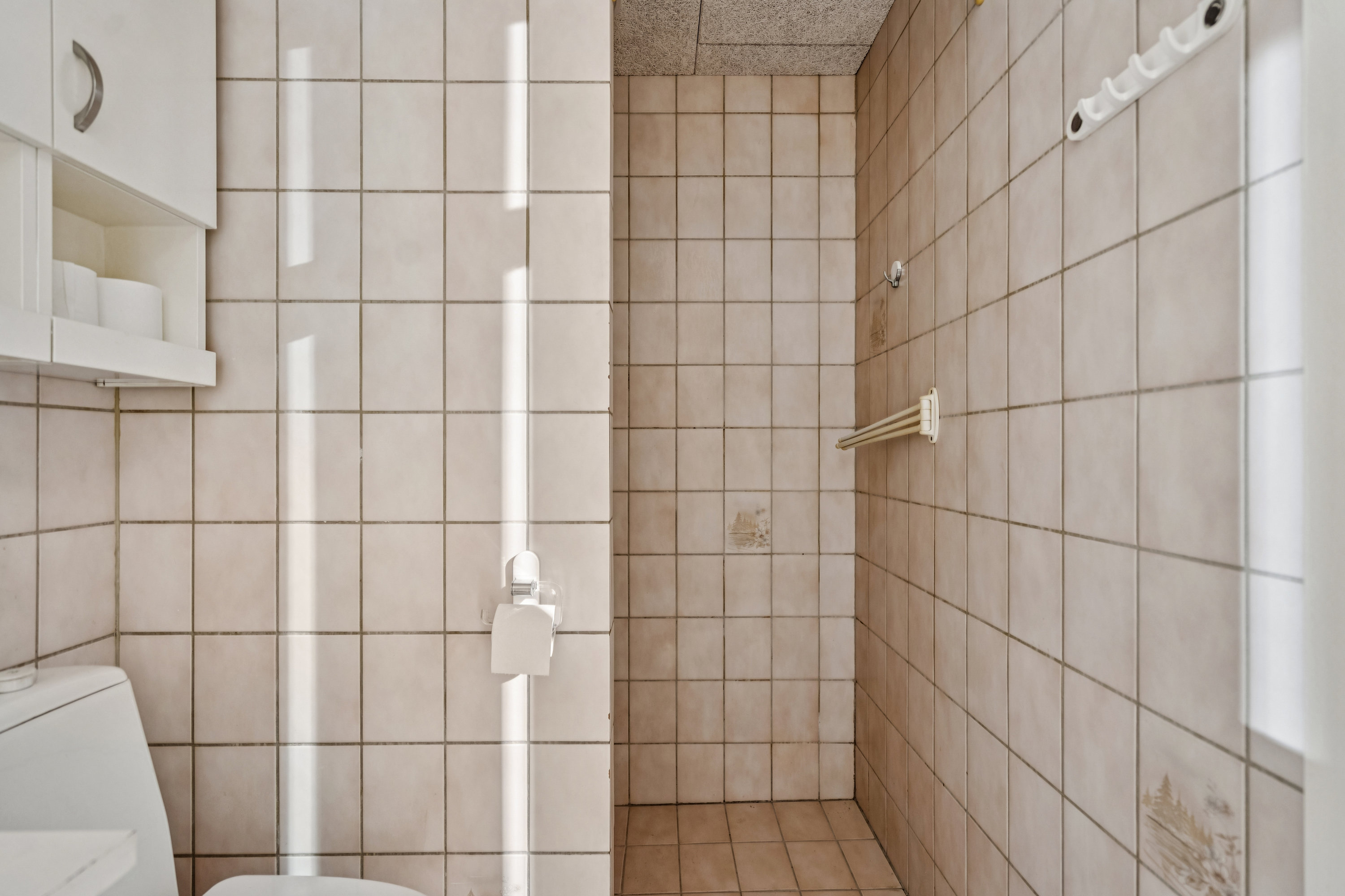 Fremhævet badeværelse billede i fuldskærmstilstand. Billede af Skovvejen 6, 9850 Hirtshals