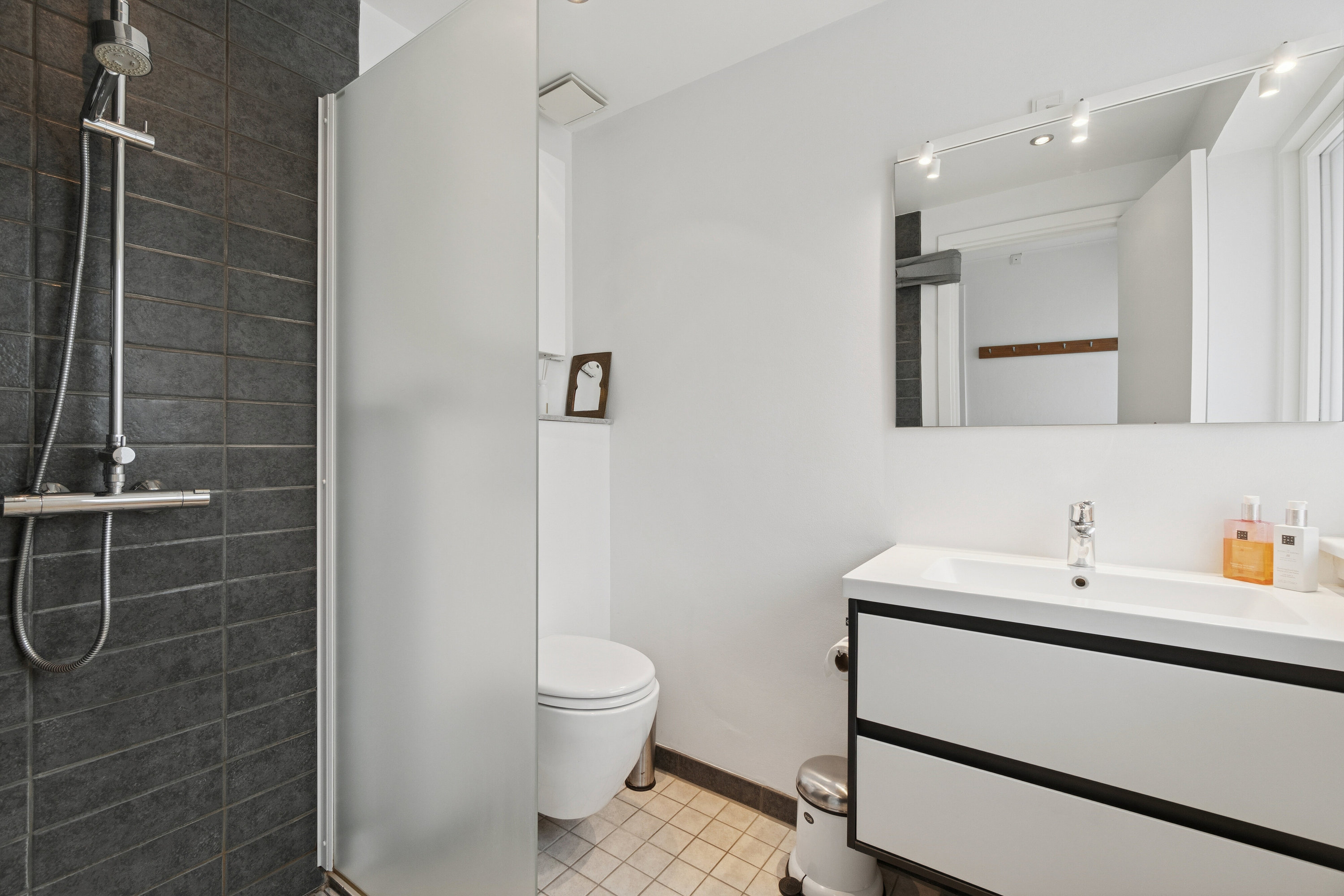 Fremhævet badeværelse billede i fuldskærmstilstand. Billede af Flintager 12, 2620 Albertslund