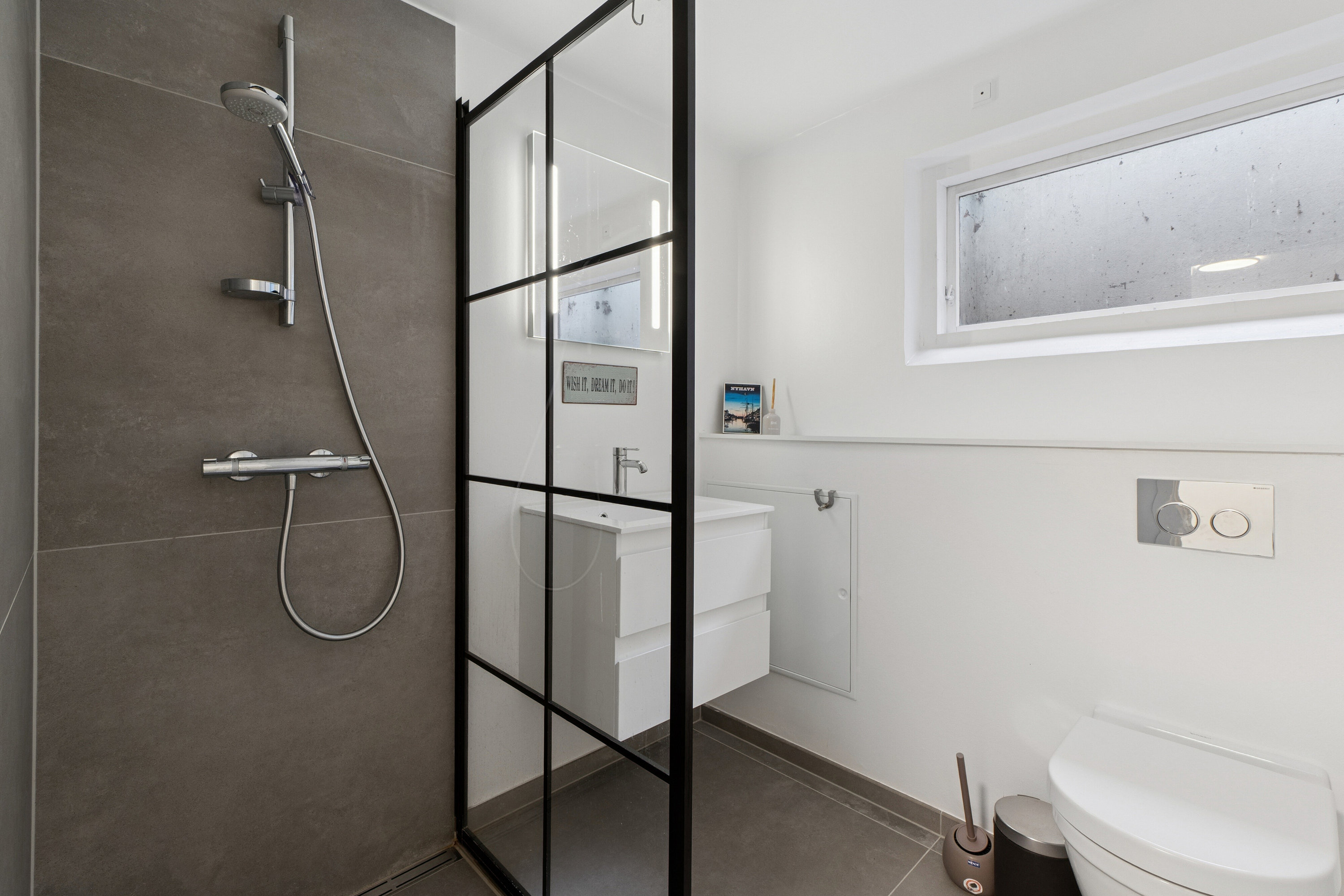 Fremhævet badeværelse billede i fuldskærmstilstand. Billede af Kongsager 35, 2620 Albertslund