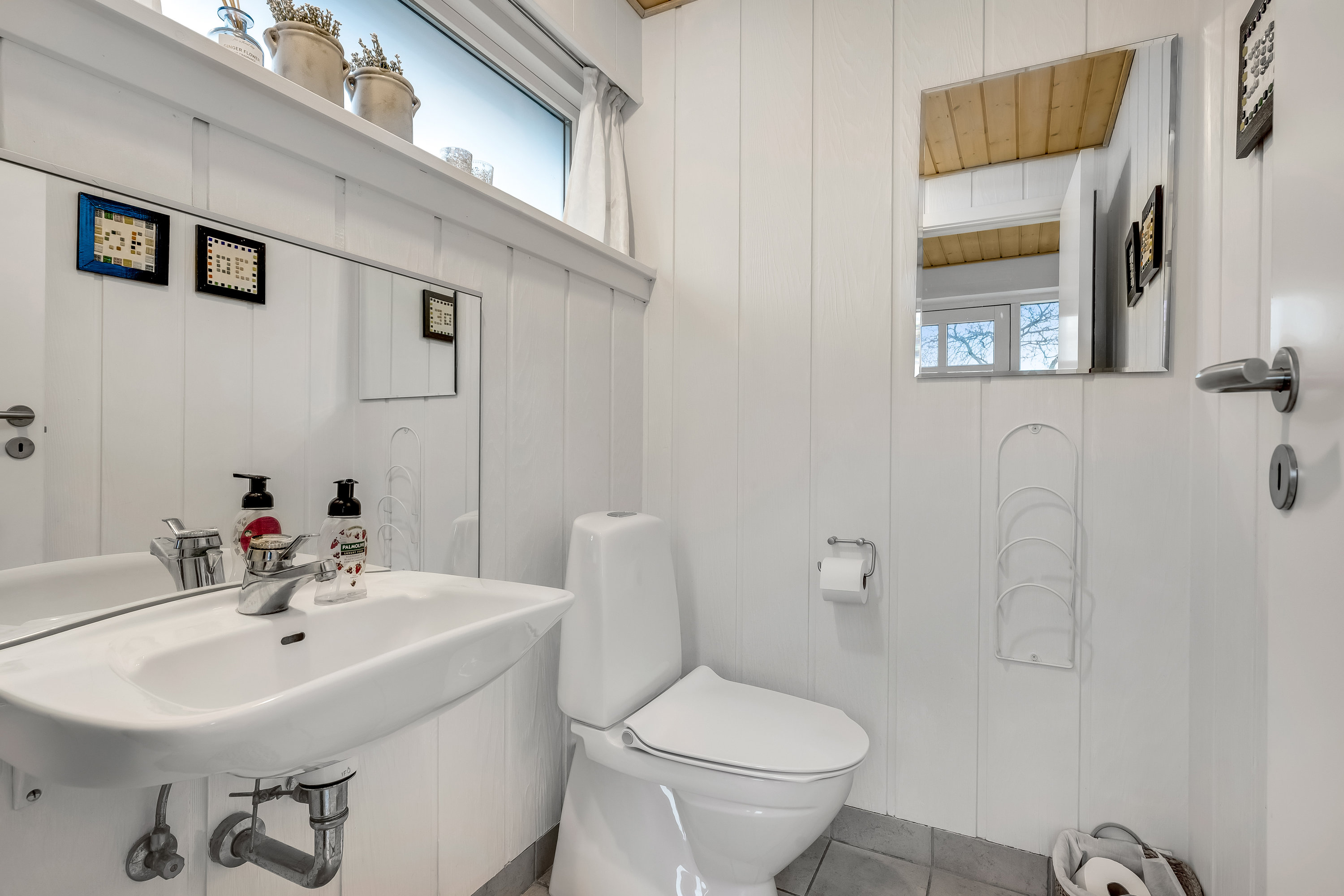 Fremhævet toilet billede i fuldskærmstilstand. Billede af Uglevej 30, Heldum, 7620 Lemvig