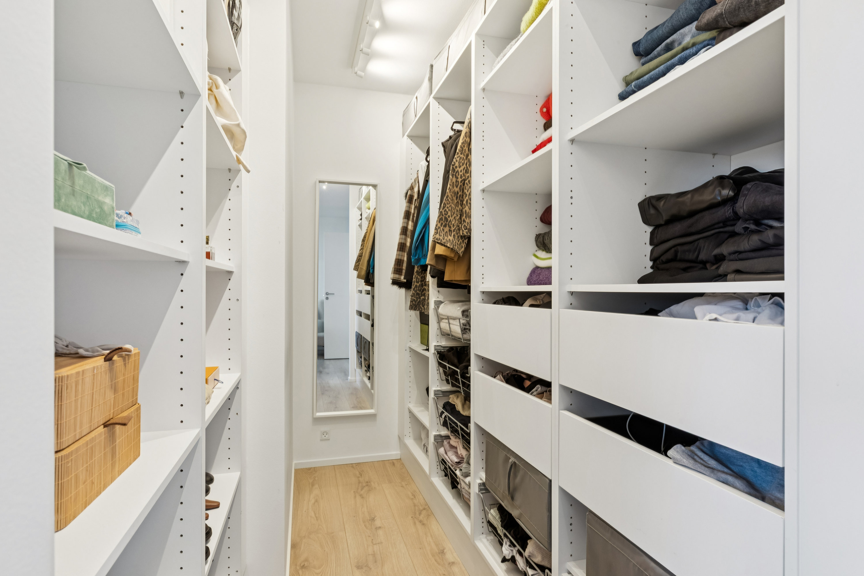 Fremhævet walkin closet billede i fuldskærmstilstand. Billede af Rønnevej 4, Fløng, 2640 Hedehusene